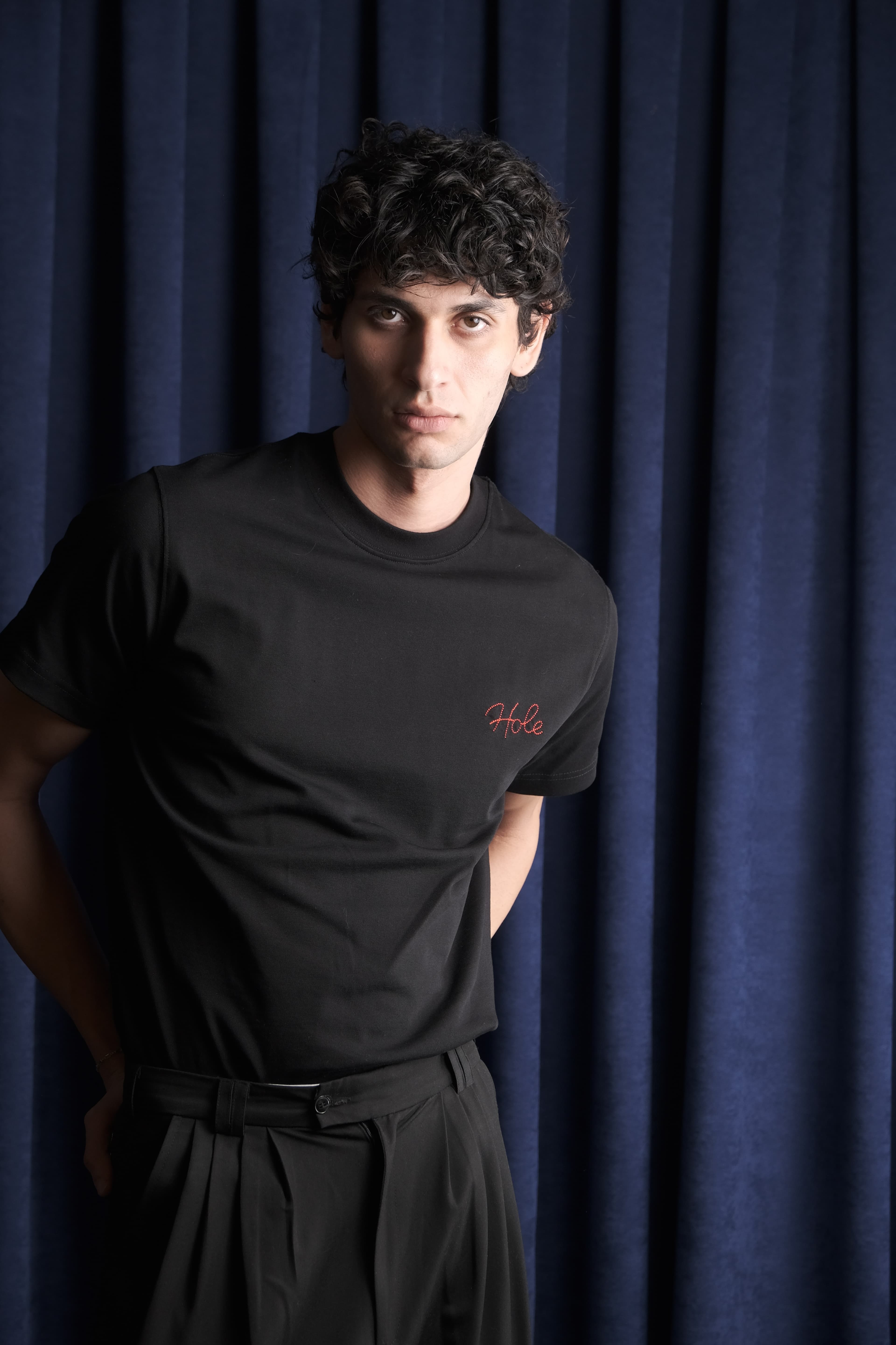 Hole Nakış Detay Basic T-Shirt