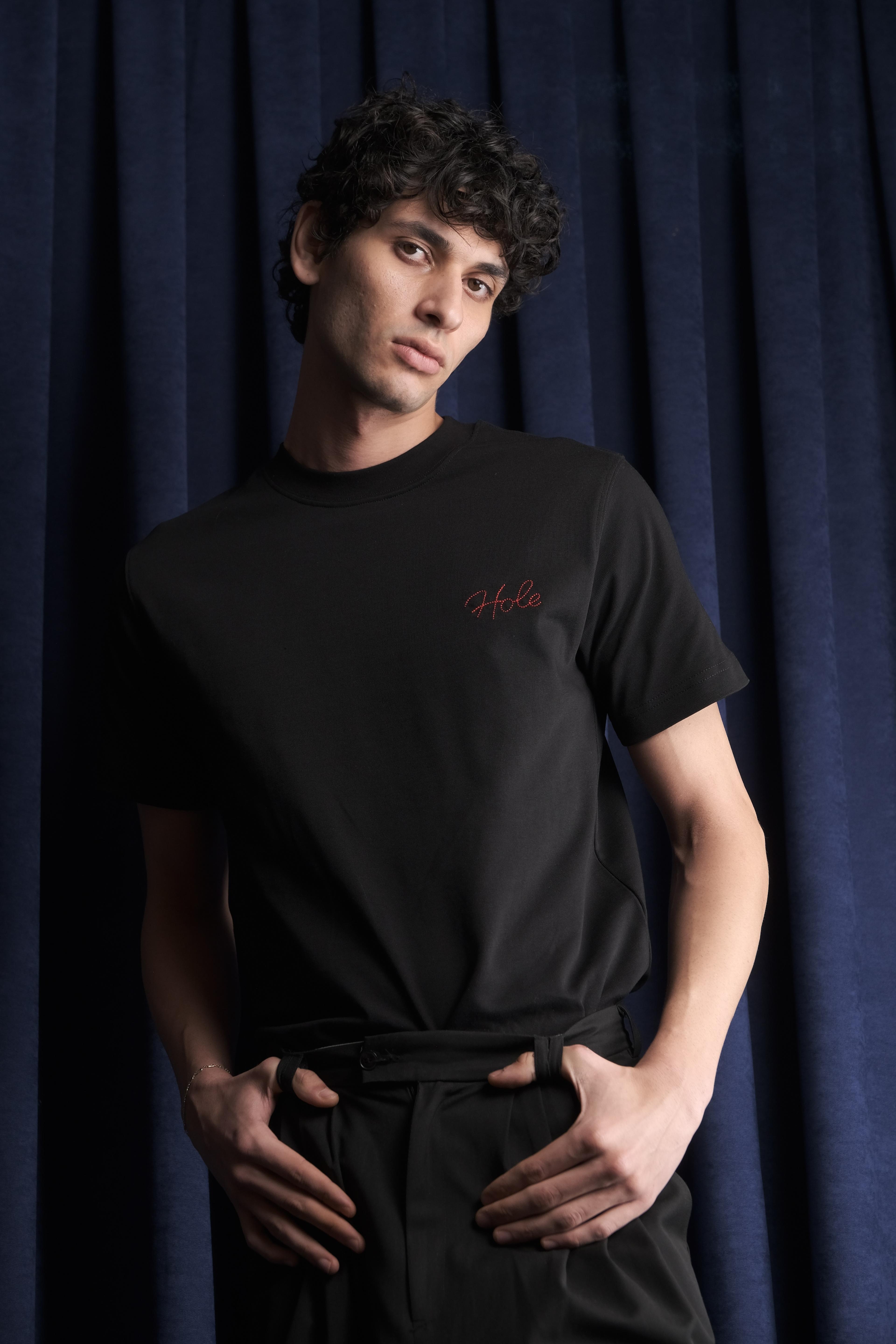 Hole Nakış Detay Basic T-Shirt - Siyah