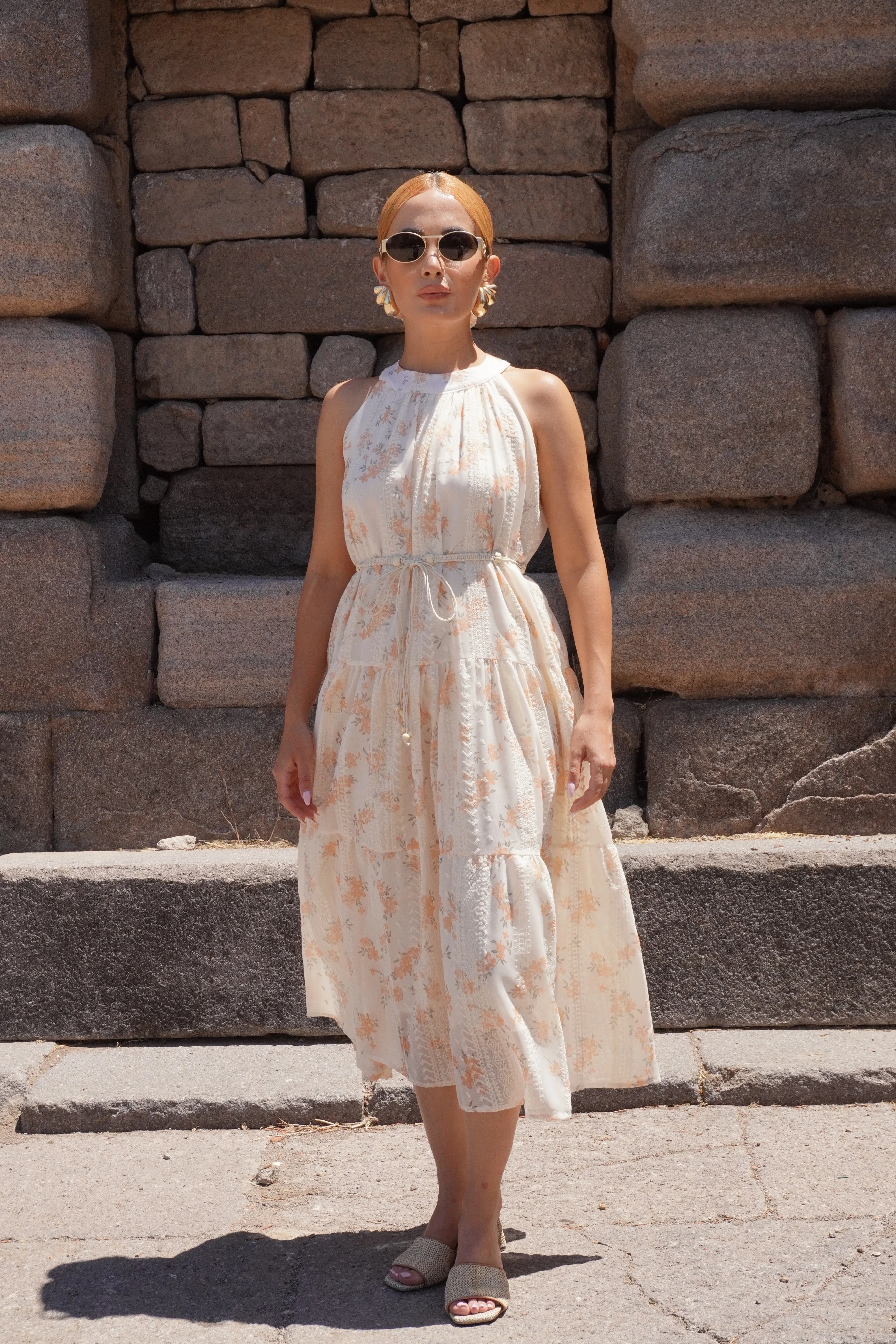 Çiçek Desenli Boyundan Bağlamalı Toka Aksesuarlı Elbise 