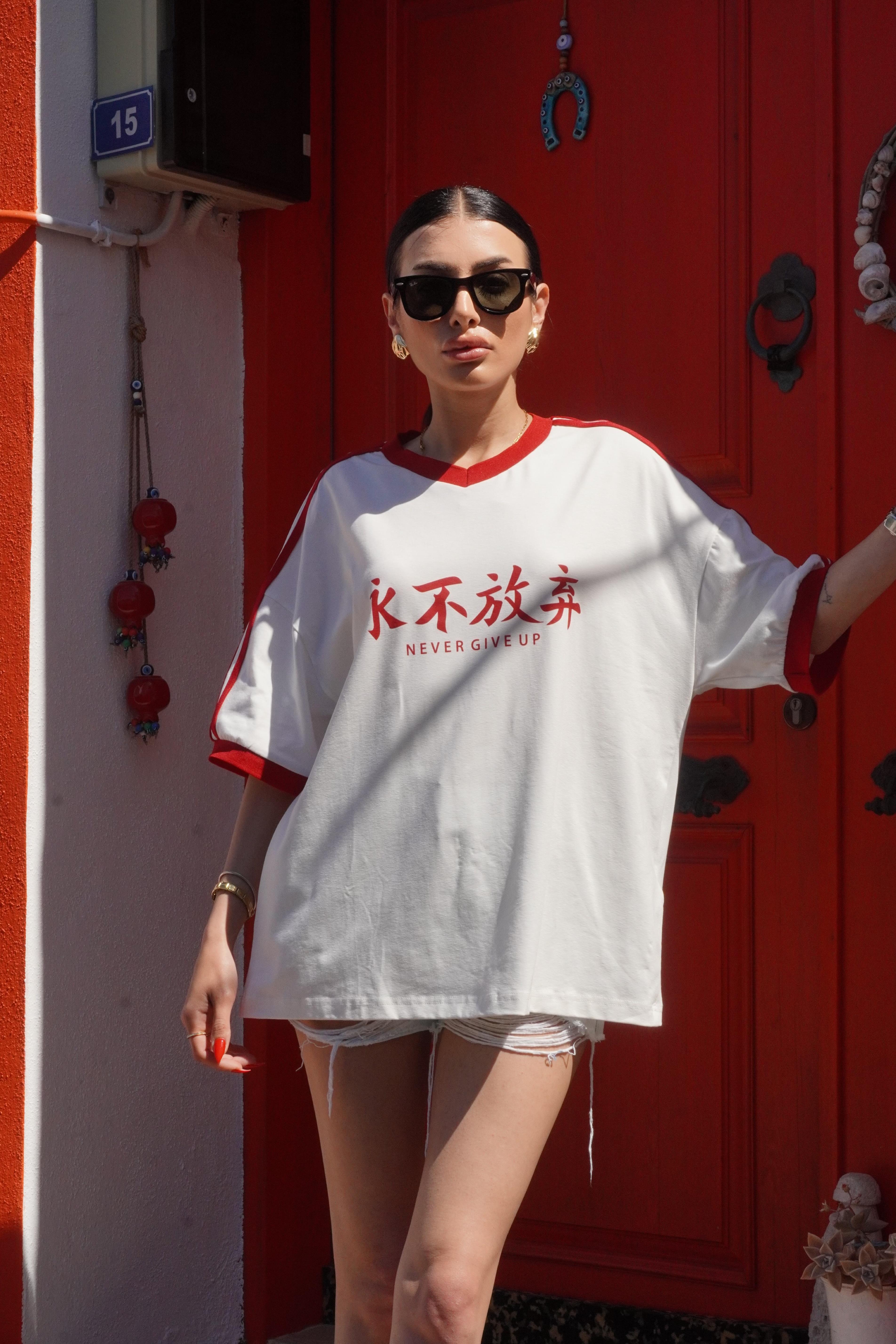 V Yaka Şerit Detaylı Baskılı Oversize Tişört