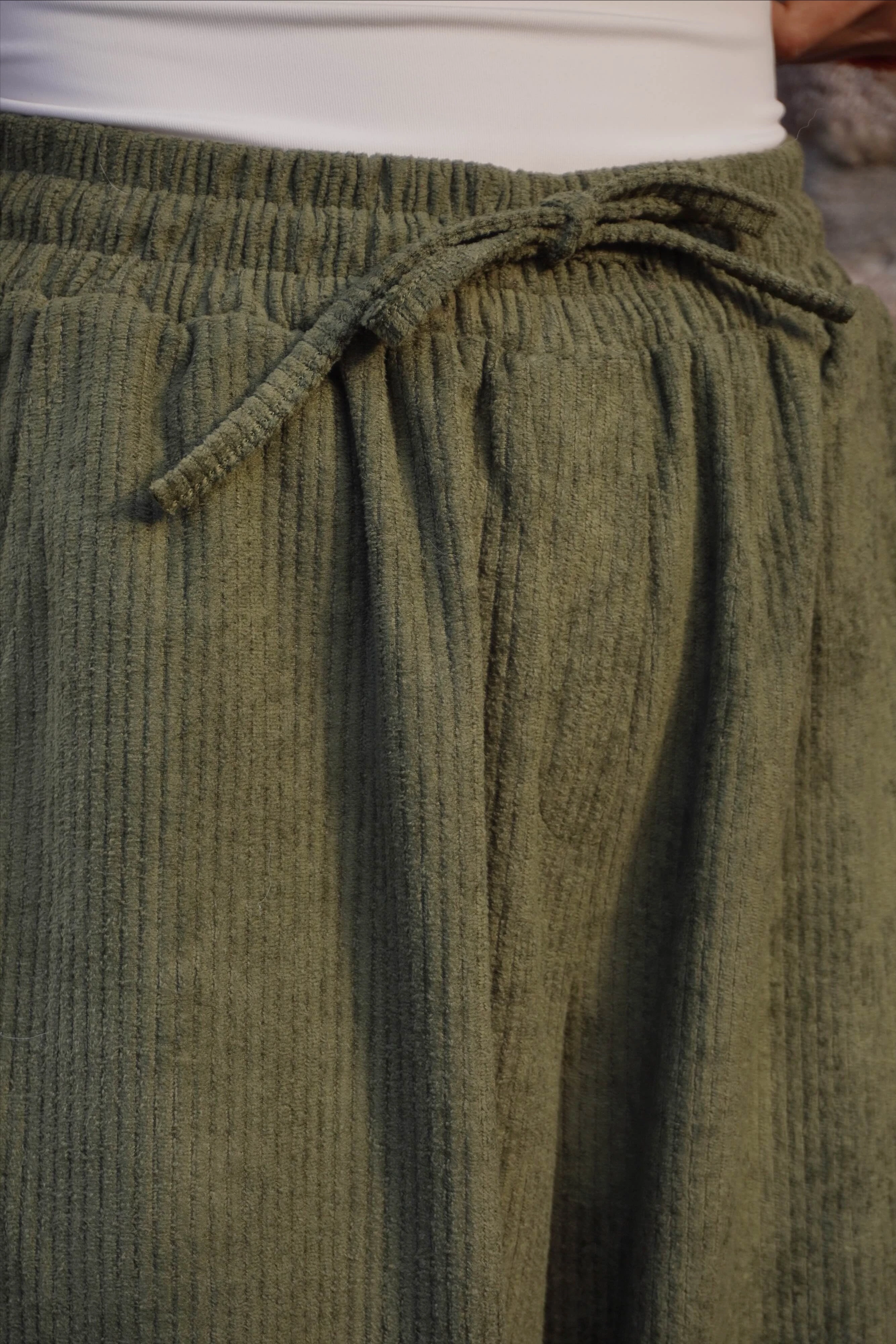 Beli Lastikli Fitilli Haki Kadife Pantolon