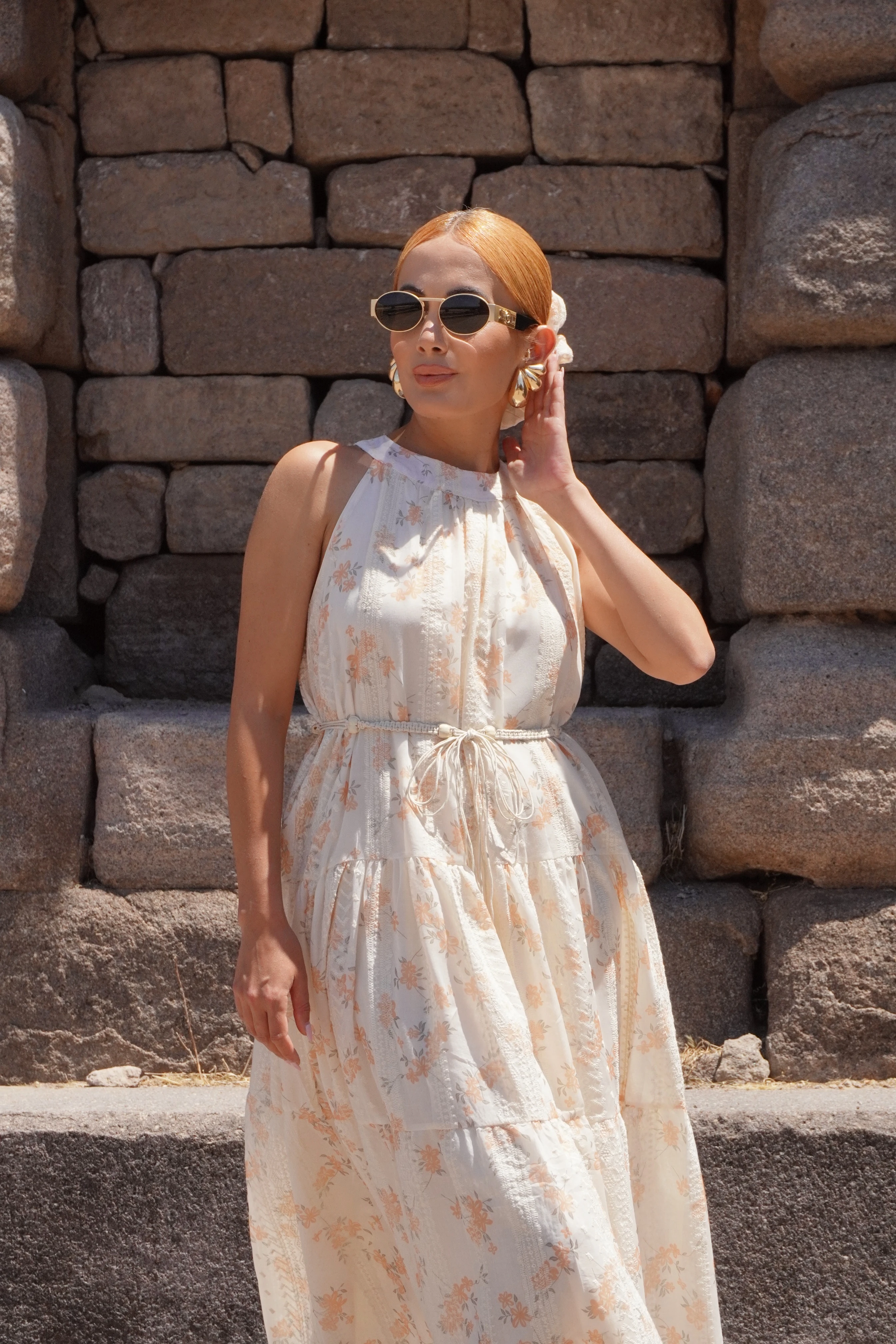 Çiçek Desenli Boyundan Bağlamalı Toka Aksesuarlı Elbise 