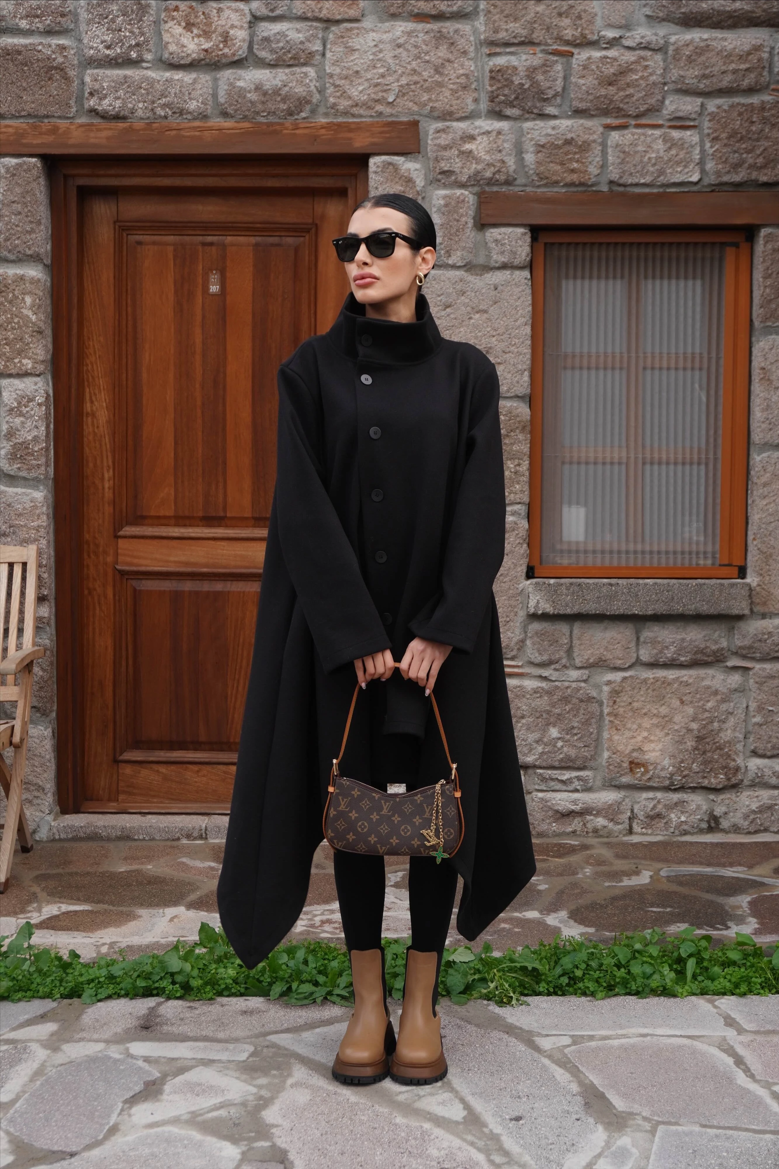 İthal Tasarım Asimetrik Siyah Kaşe Kaban 