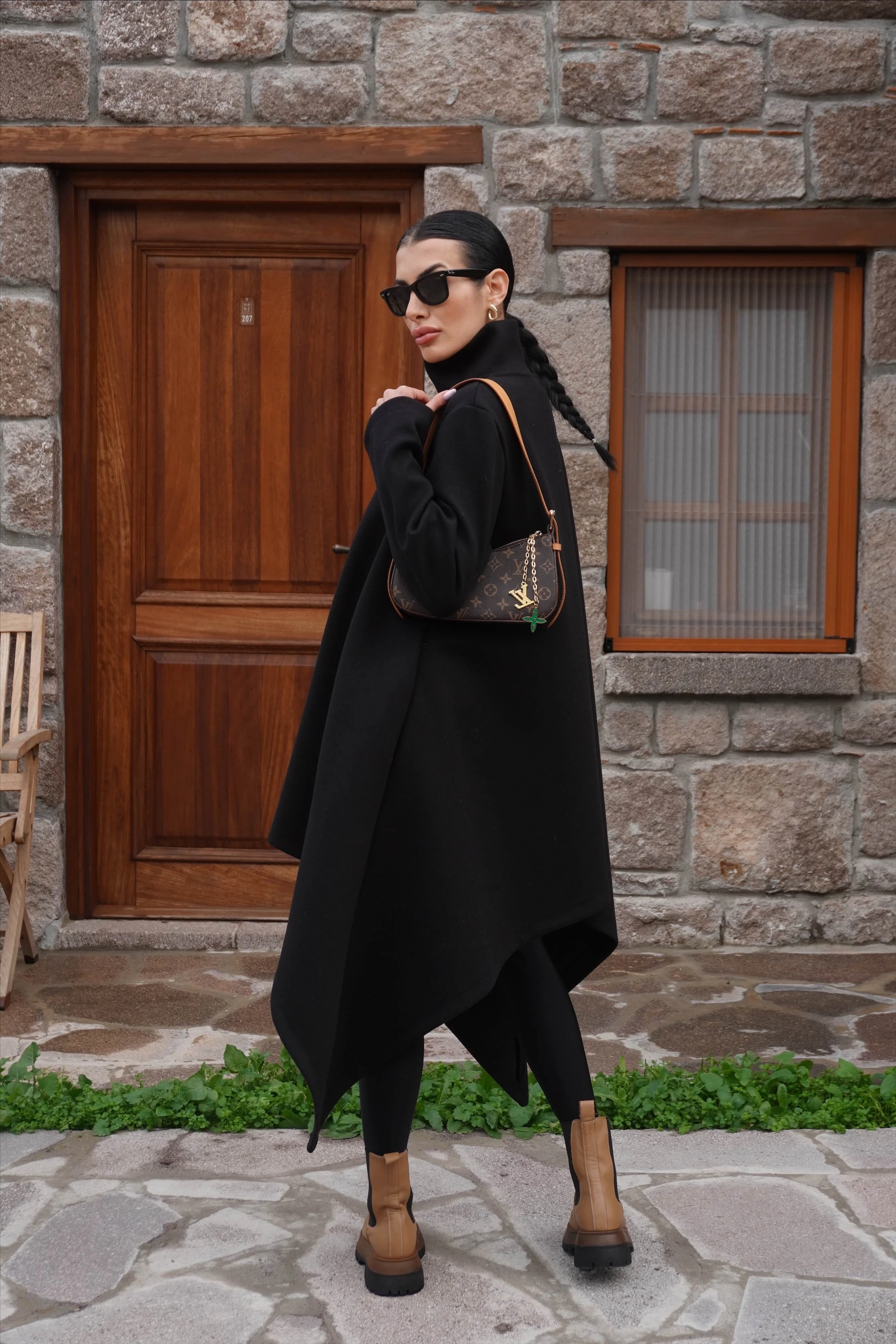 İthal Tasarım Asimetrik Siyah Kaşe Kaban 