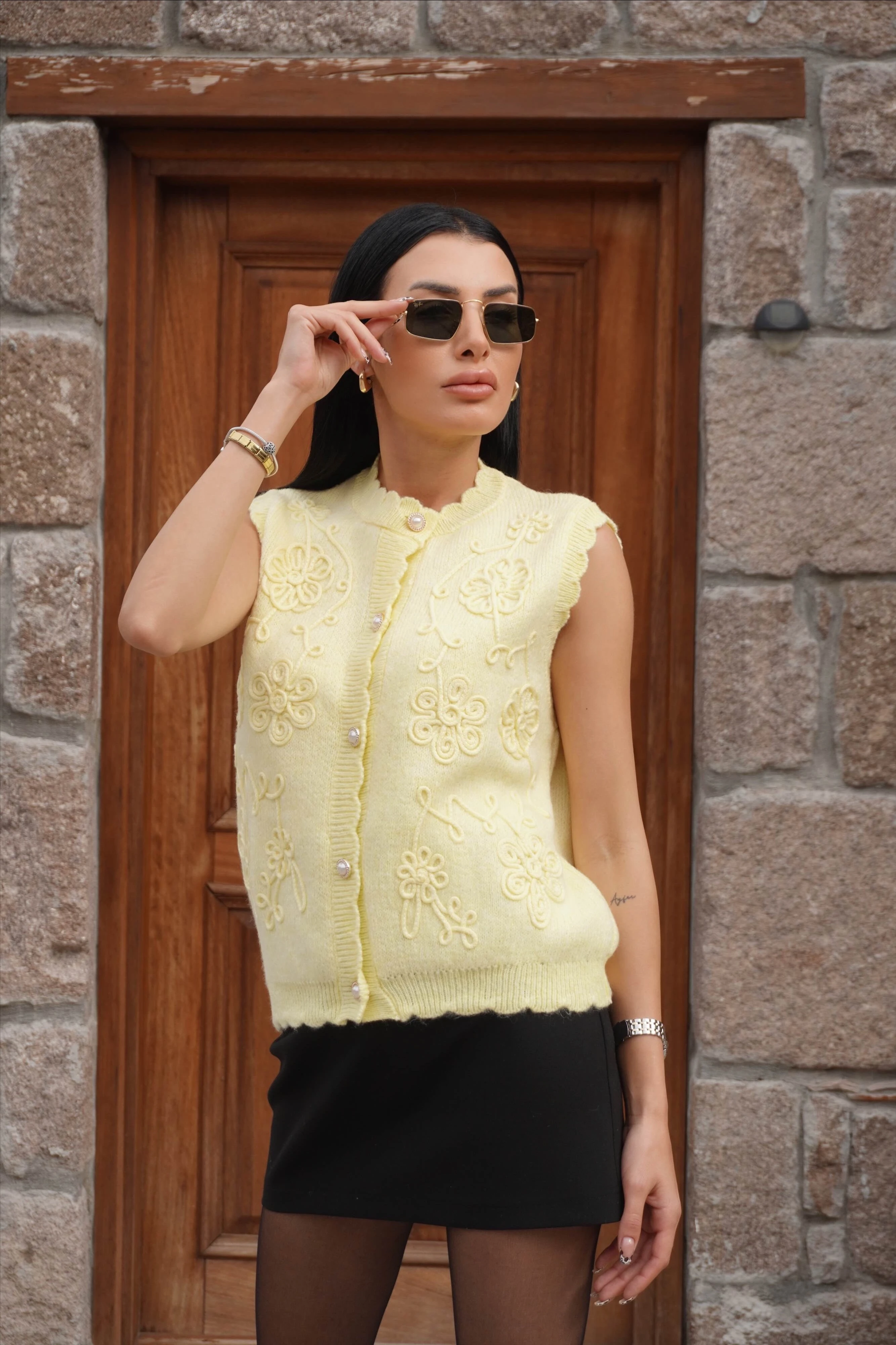 İnci Düğme Detaylı Çiçek Nakışlı Triko Yelek