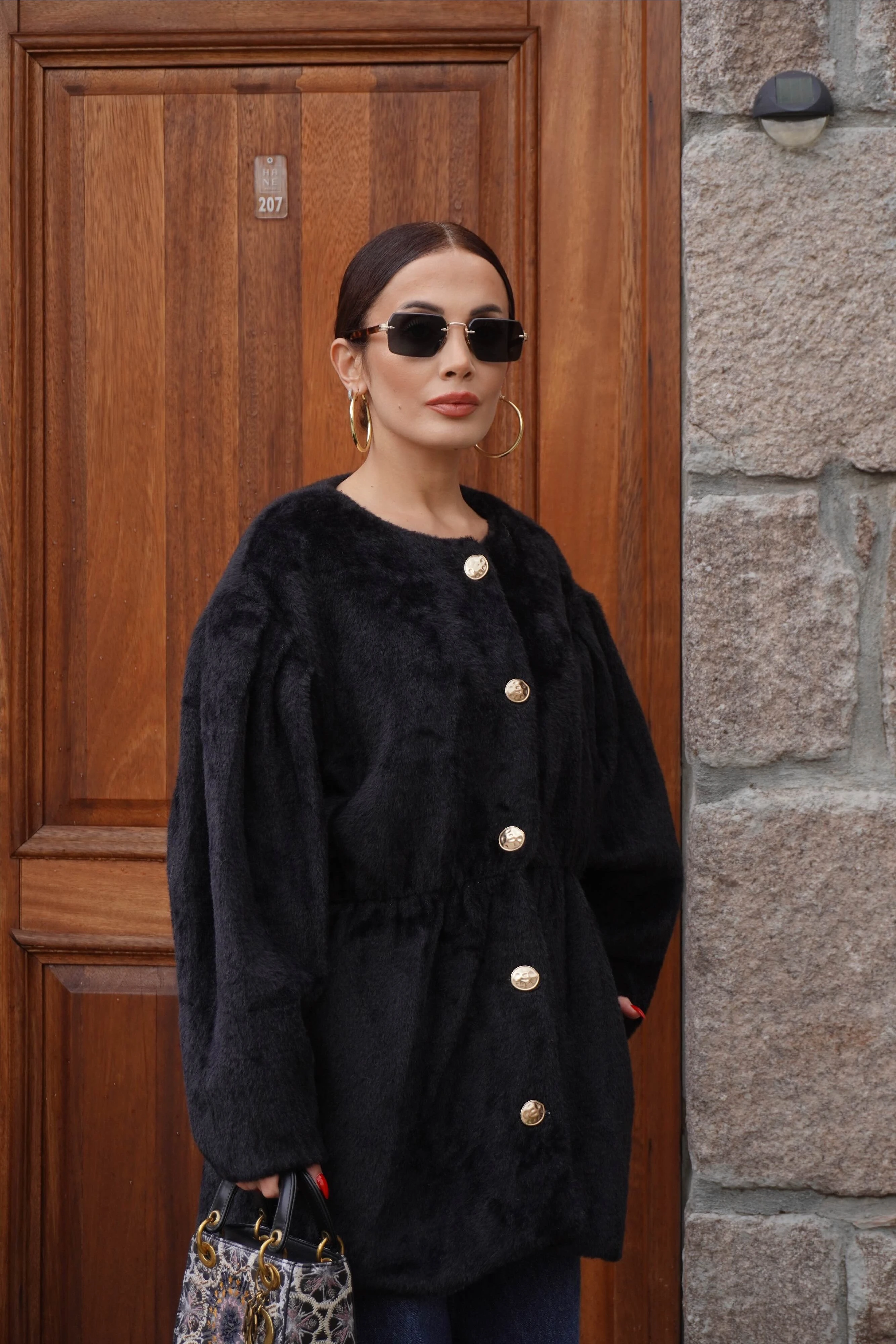 Gold Düğme Detaylı Bel Oturtmalı Kürklü Mini Siyah Kaban 