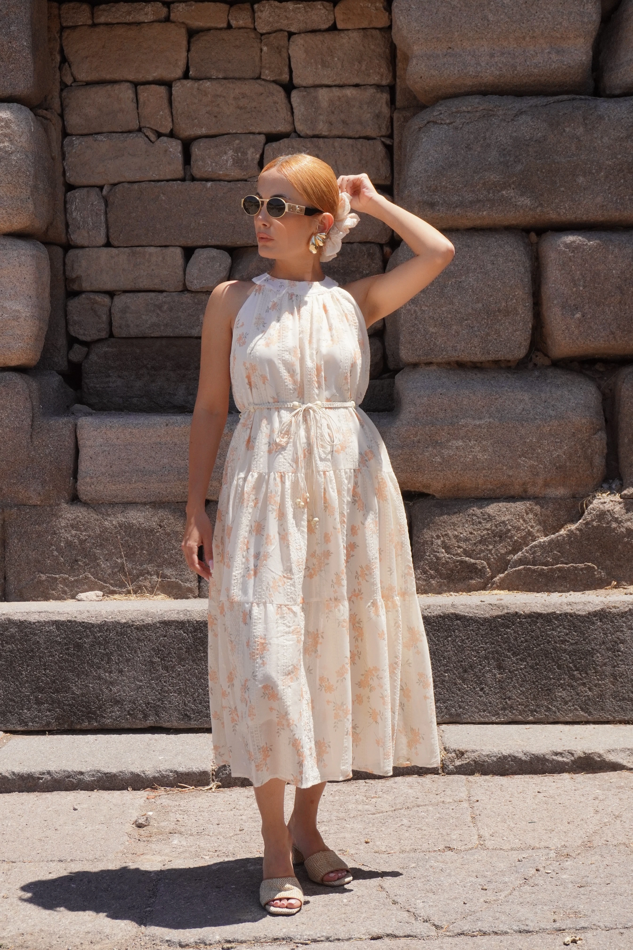 Çiçek Desenli Boyundan Bağlamalı Toka Aksesuarlı Elbise 