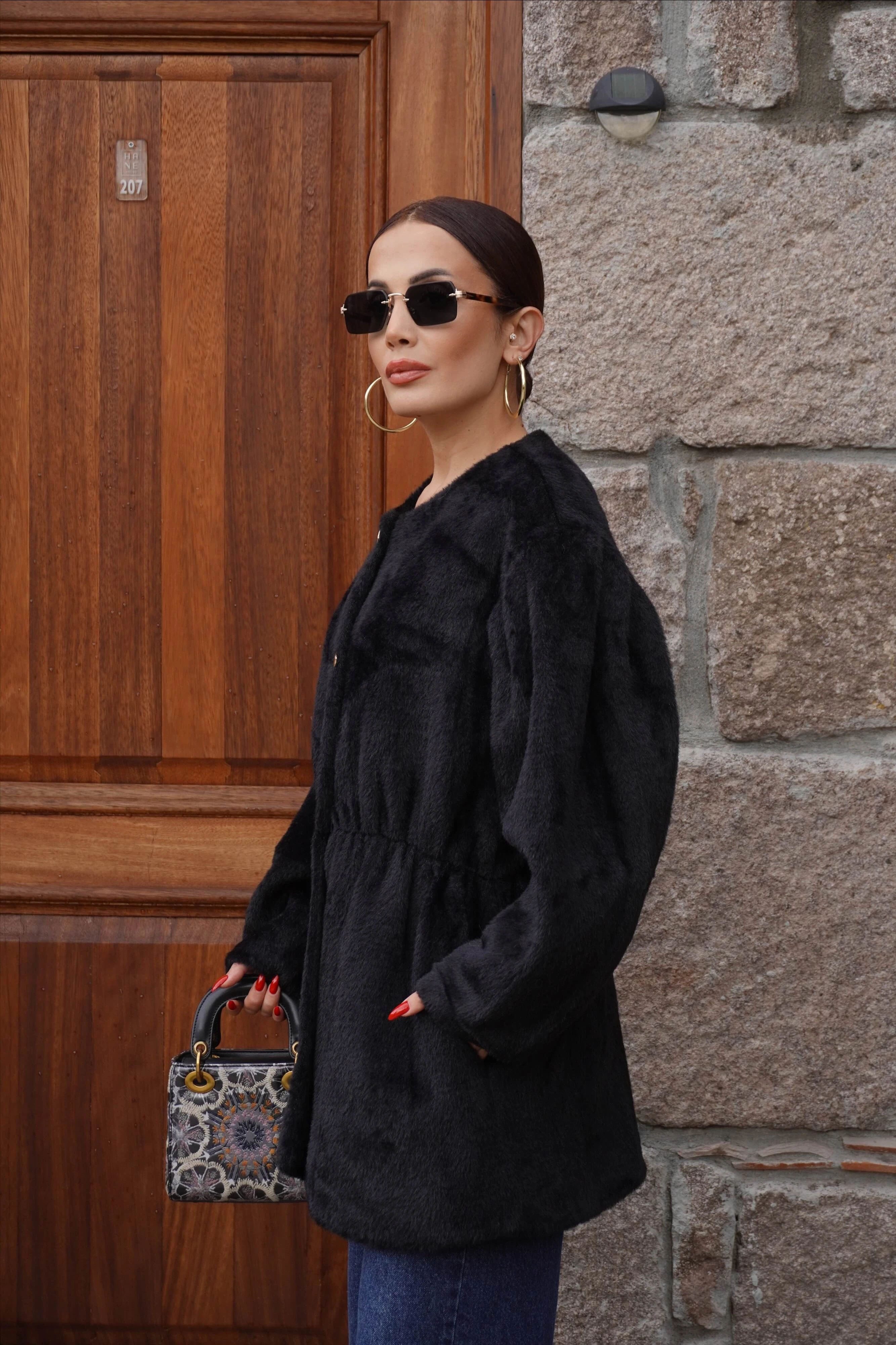 Gold Düğme Detaylı Bel Oturtmalı Kürklü Mini Siyah Kaban 