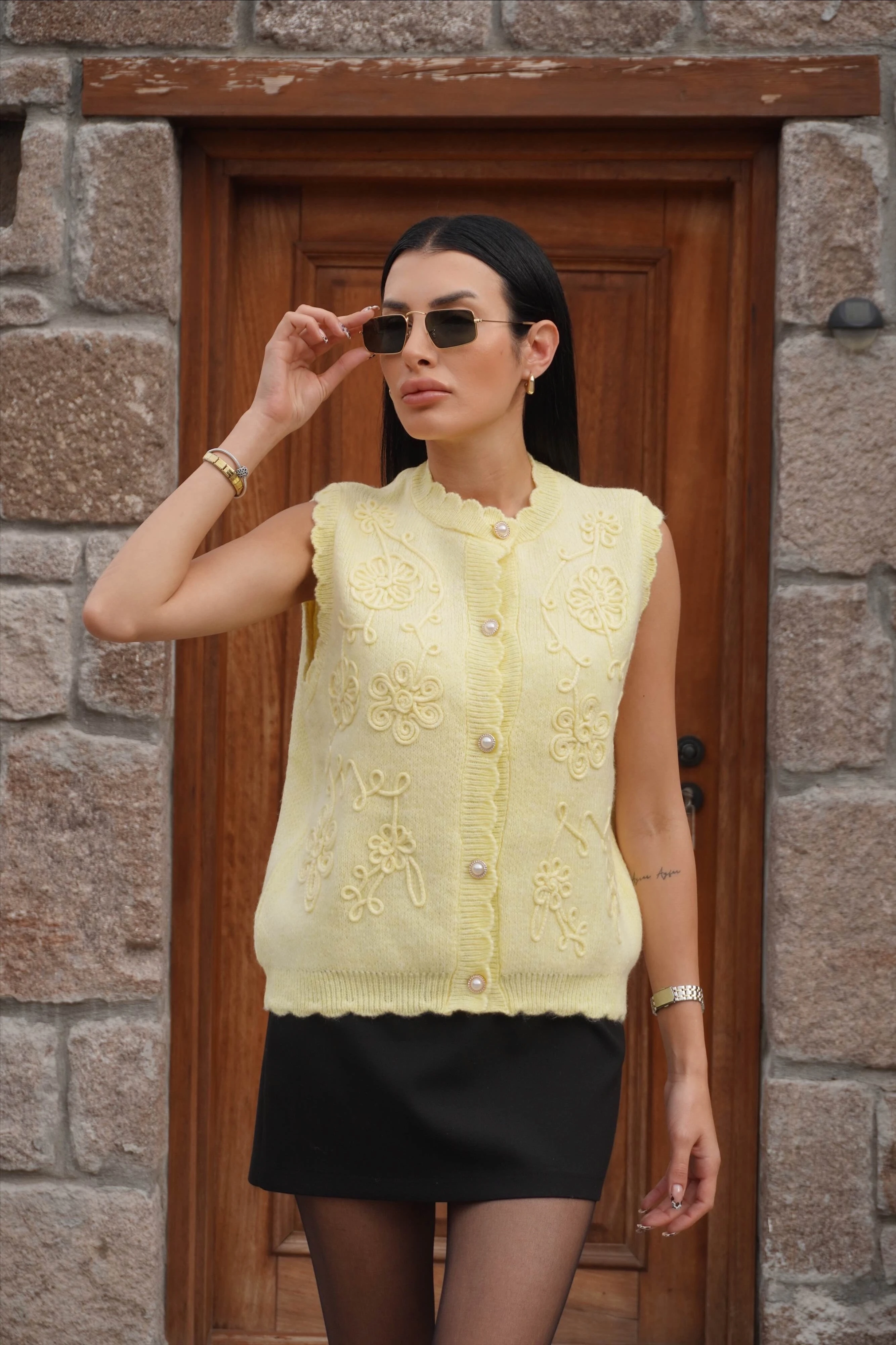 İnci Düğme Detaylı Çiçek Nakışlı Triko Yelek