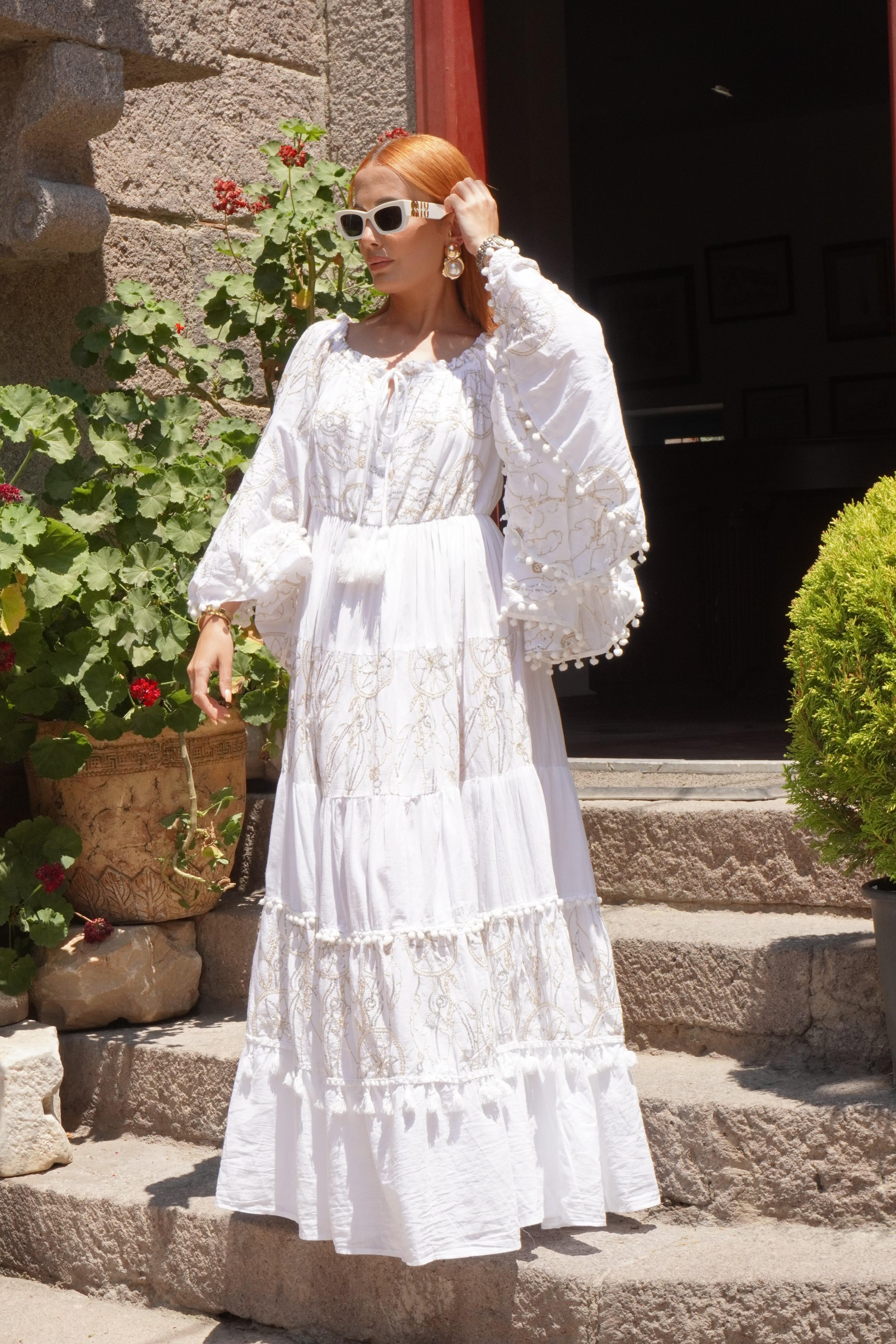 Beyaz İthal Tasarım Madonna Yaka İspanyol Kol Elbise 