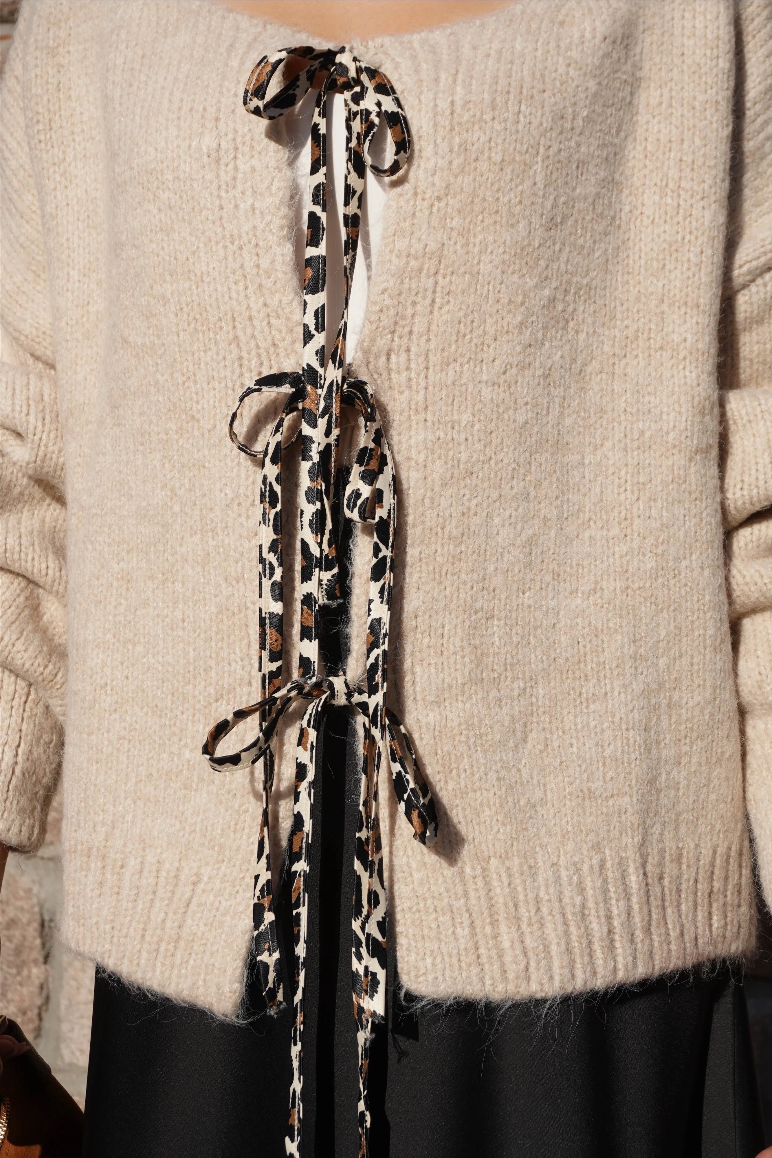 Sırt Leopar Kalpli Bej Bağlamalı Triko Hırka