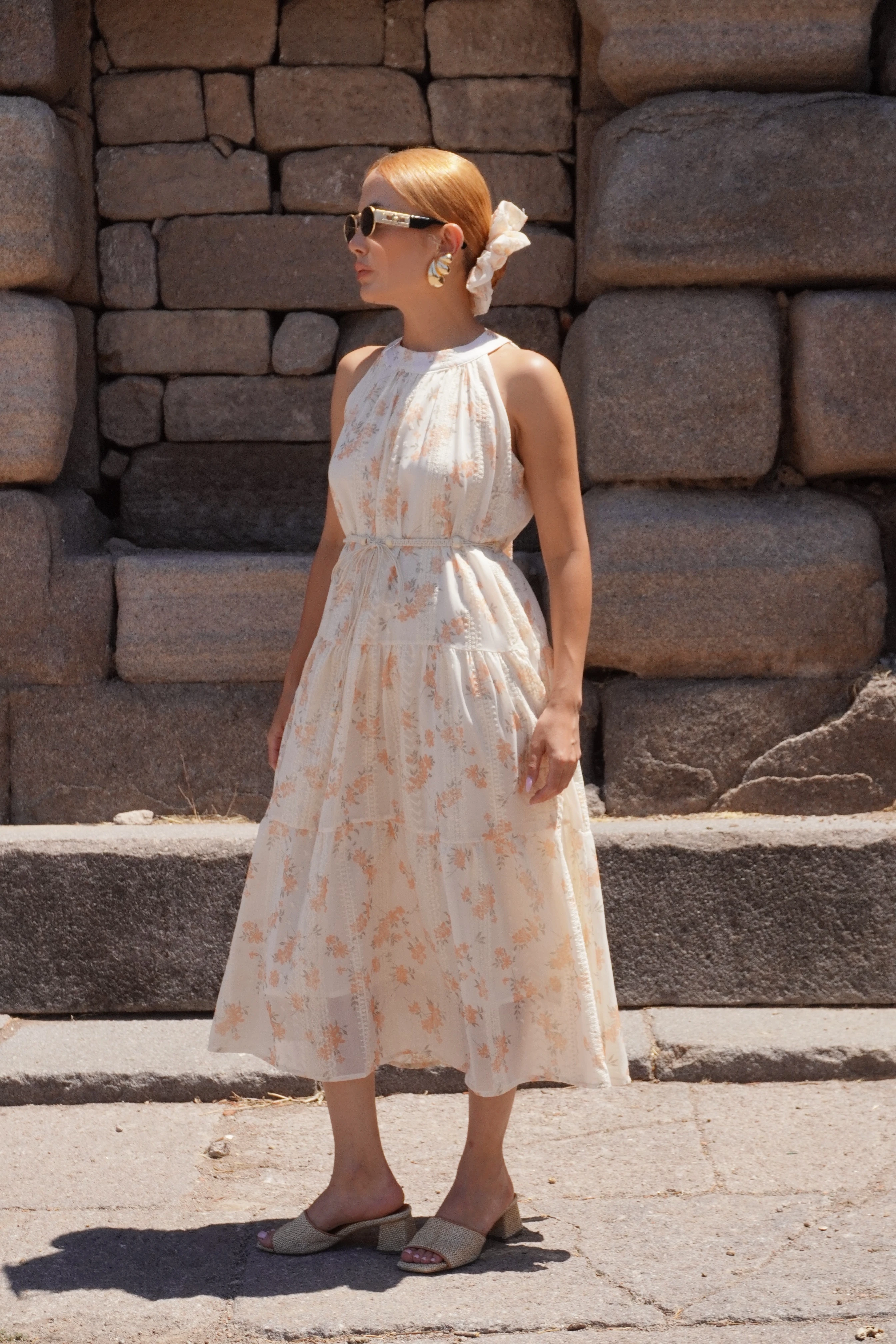 Çiçek Desenli Boyundan Bağlamalı Toka Aksesuarlı Elbise 