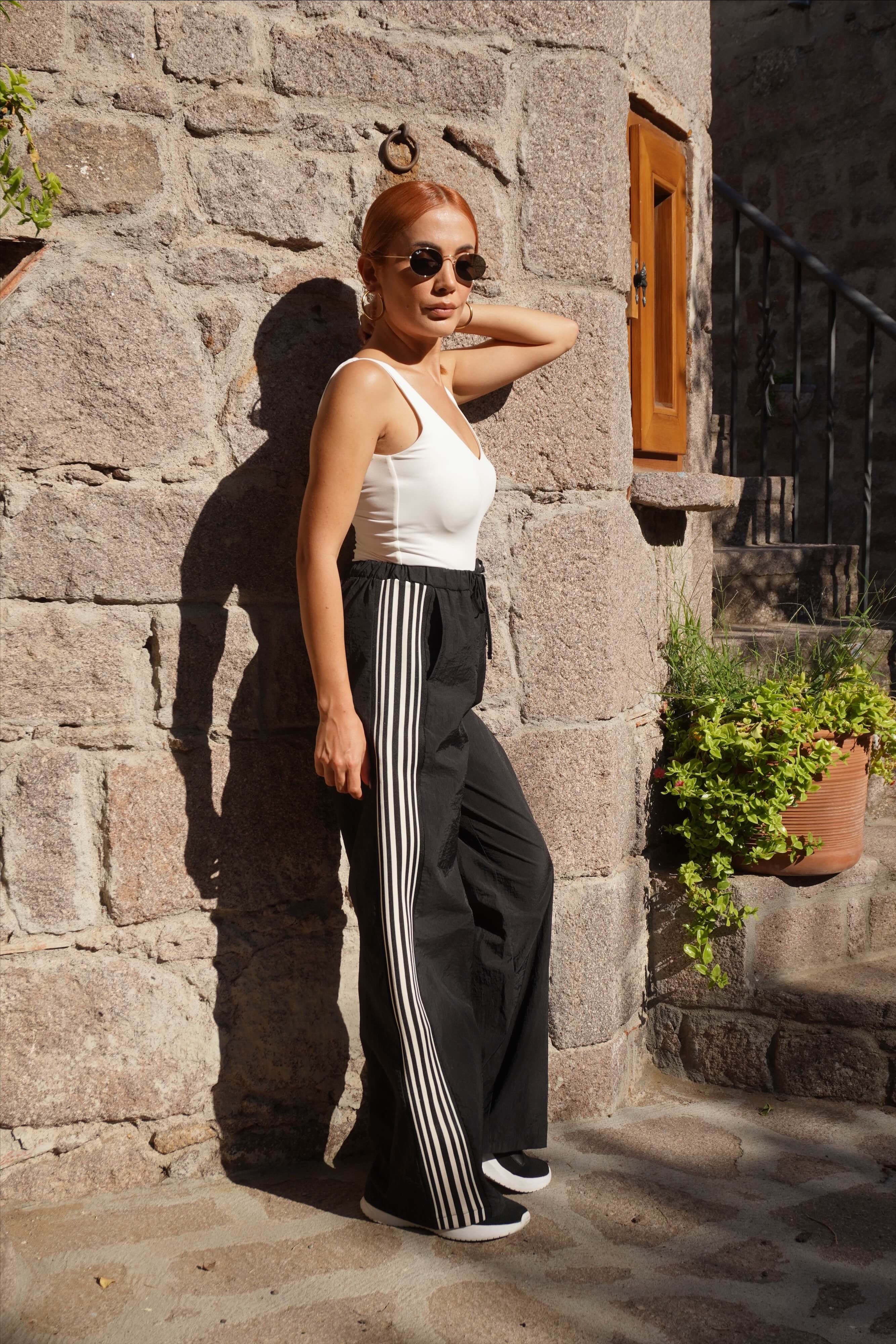 Şerit Detaylı Siyah Paraşüt Pantolon