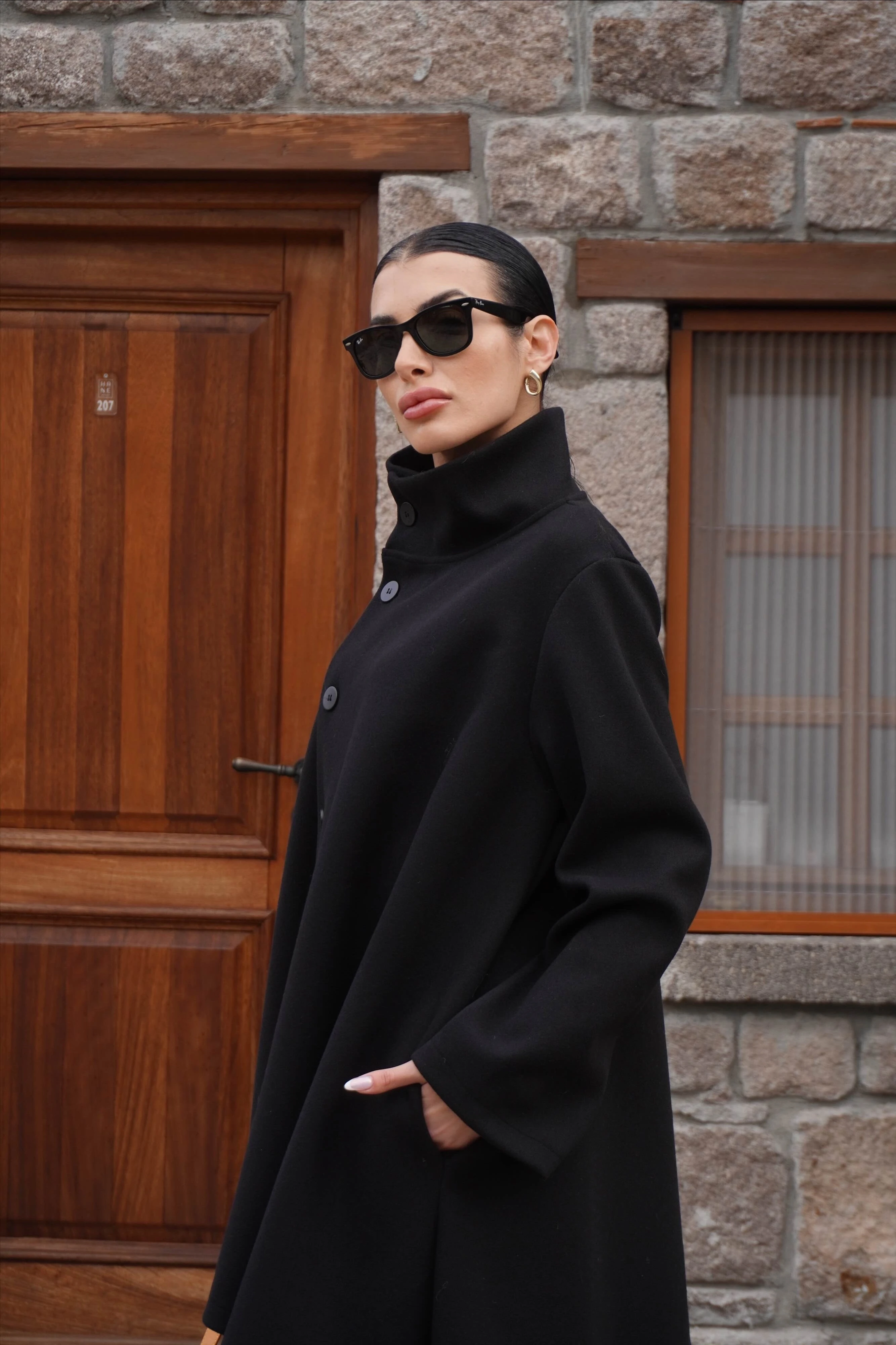 İthal Tasarım Asimetrik Siyah Kaşe Kaban 