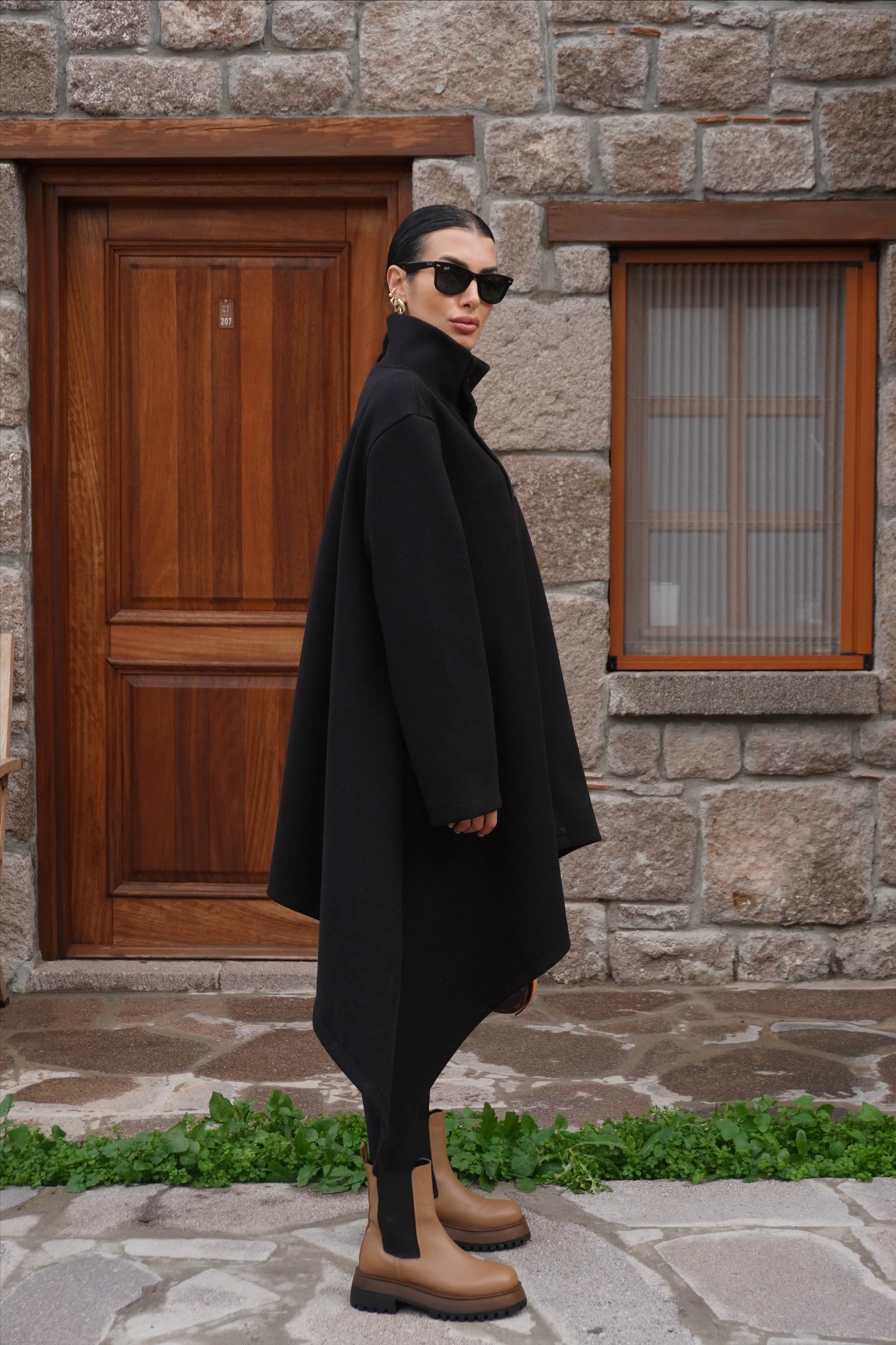 İthal Tasarım Asimetrik Siyah Kaşe Kaban 