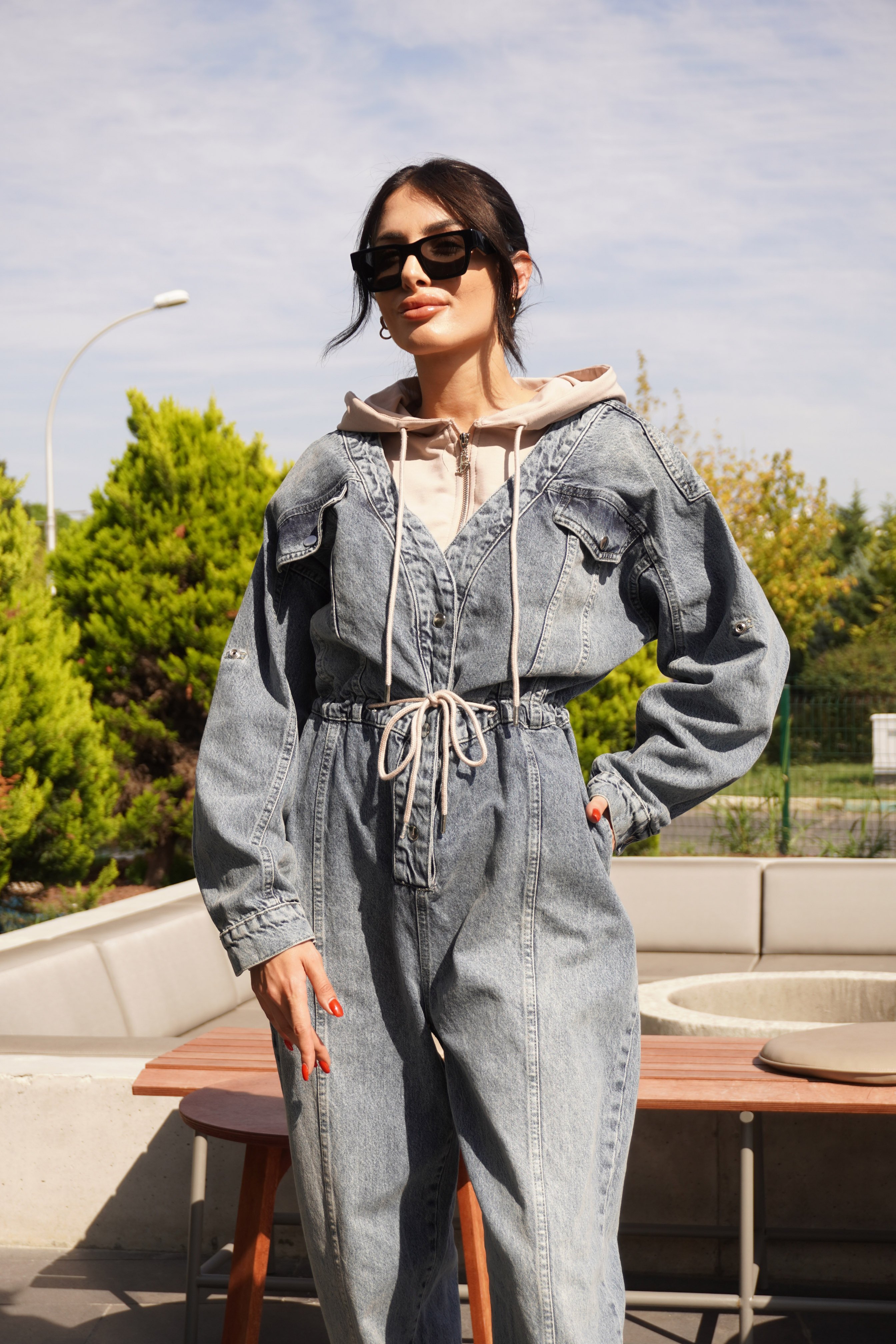 Kapüşon Detaylı Bel Bağcıklı Oversize Denim Tulum