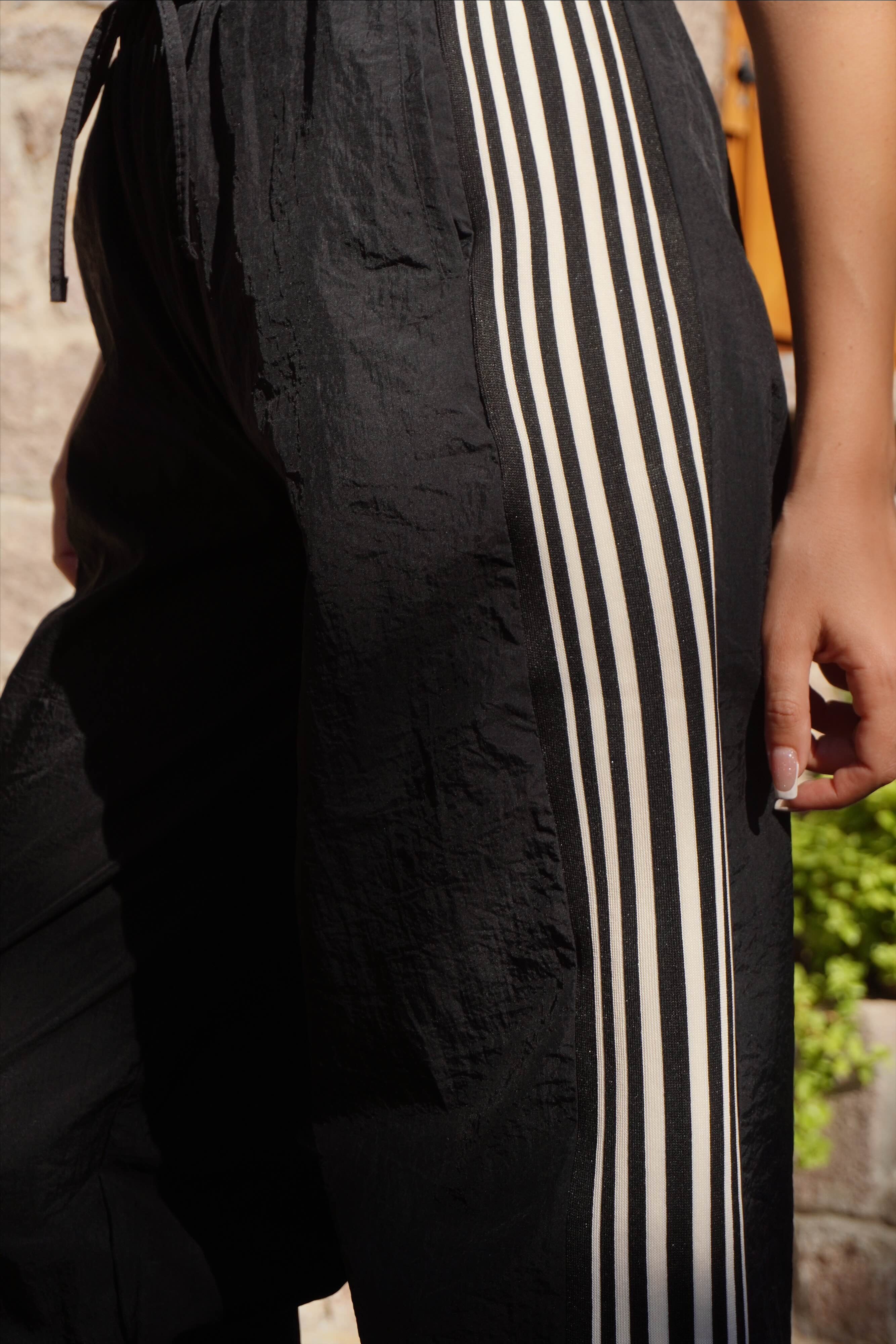 Şerit Detaylı Siyah Paraşüt Pantolon