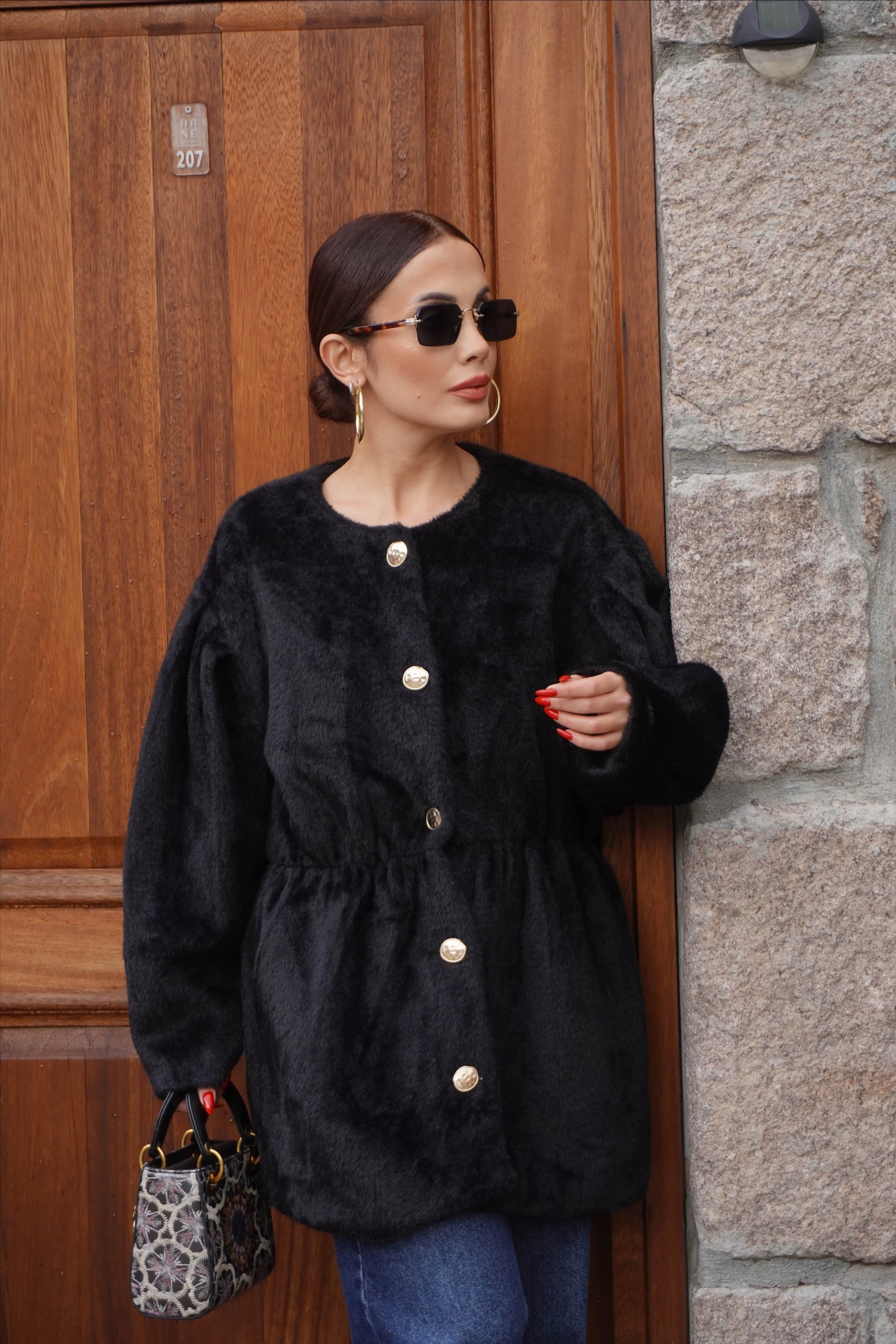 Gold Düğme Detaylı Bel Oturtmalı Kürklü Mini Siyah Kaban 