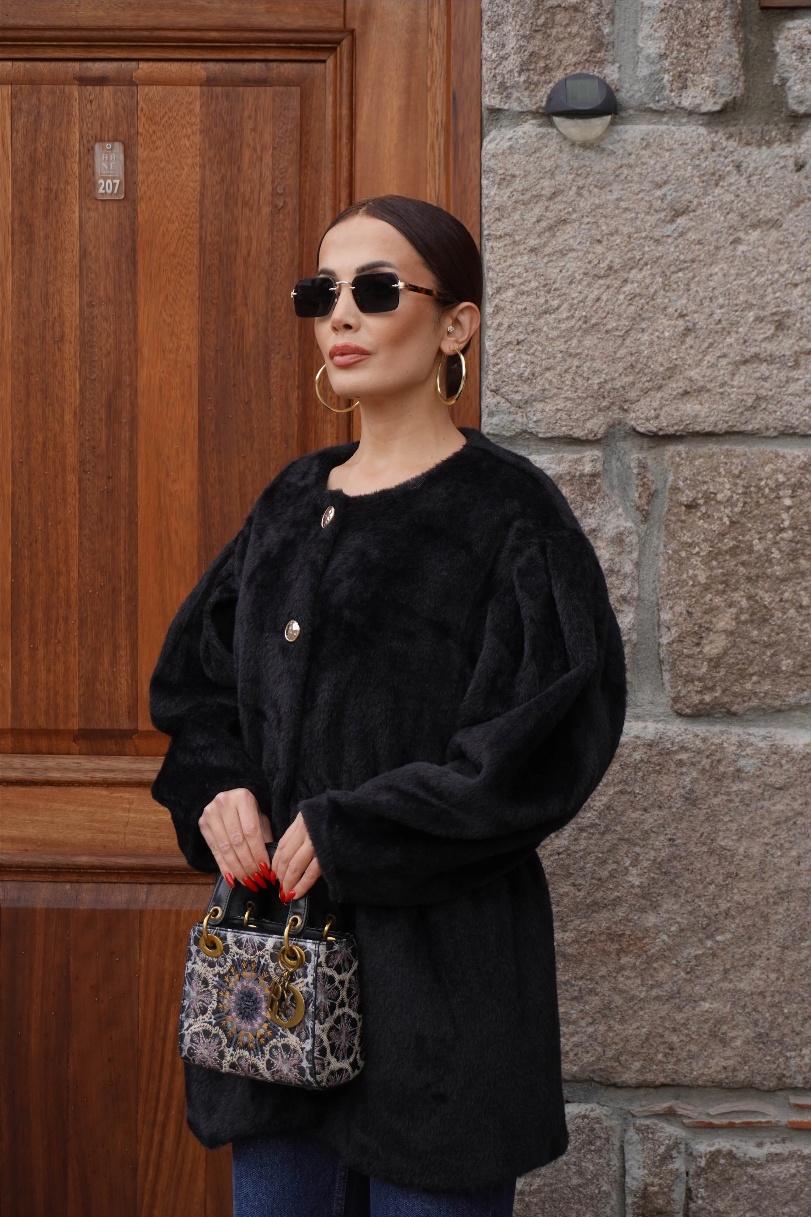 Gold Düğme Detaylı Bel Oturtmalı Kürklü Mini Siyah Kaban 