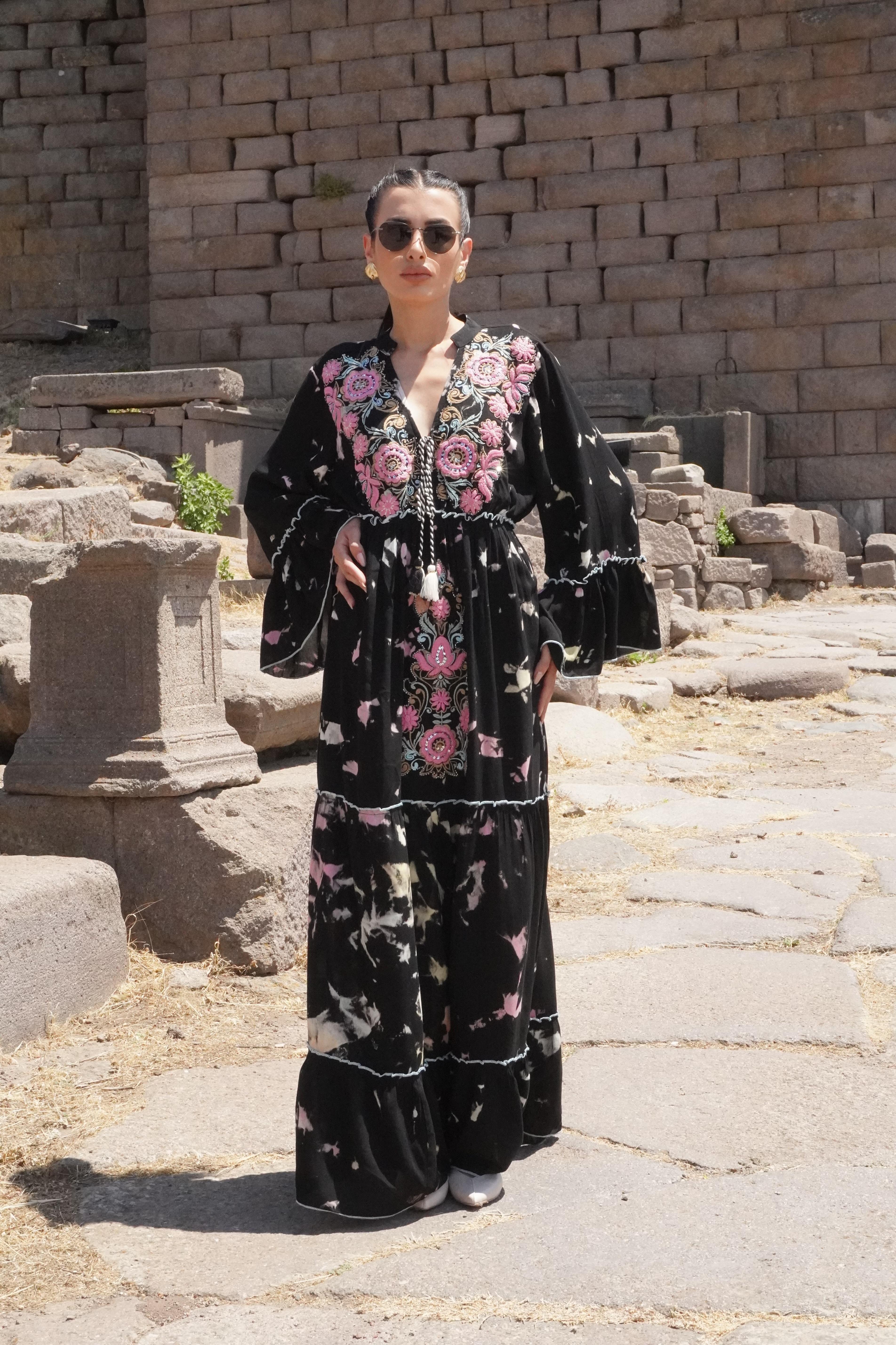 İthal Tasarım Nakışlı Siyah Maxi Elbise 