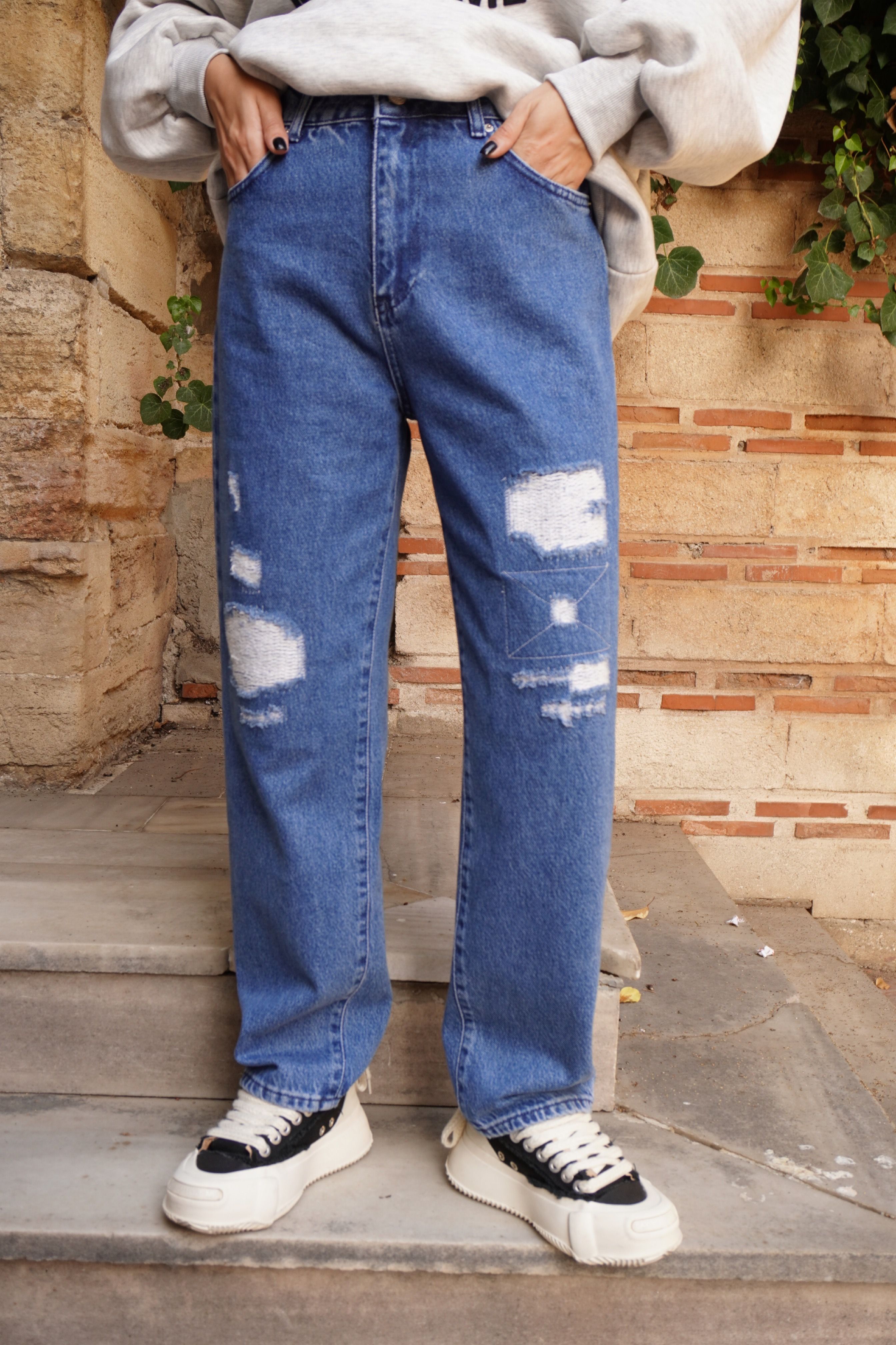 Nakışlı Yırtık Detaylı Mom Jean
