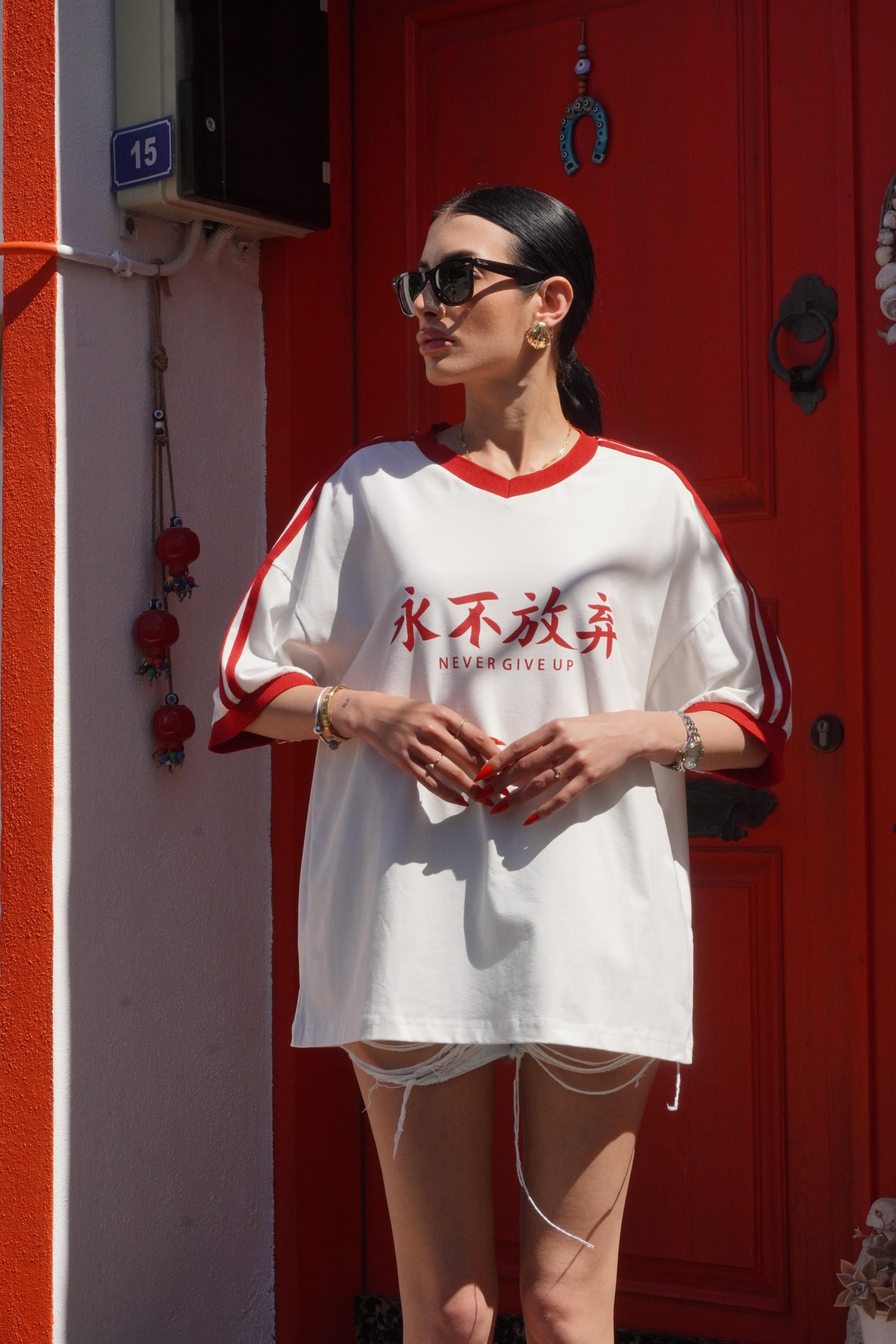 V Yaka Şerit Detaylı Baskılı Oversize Tişört