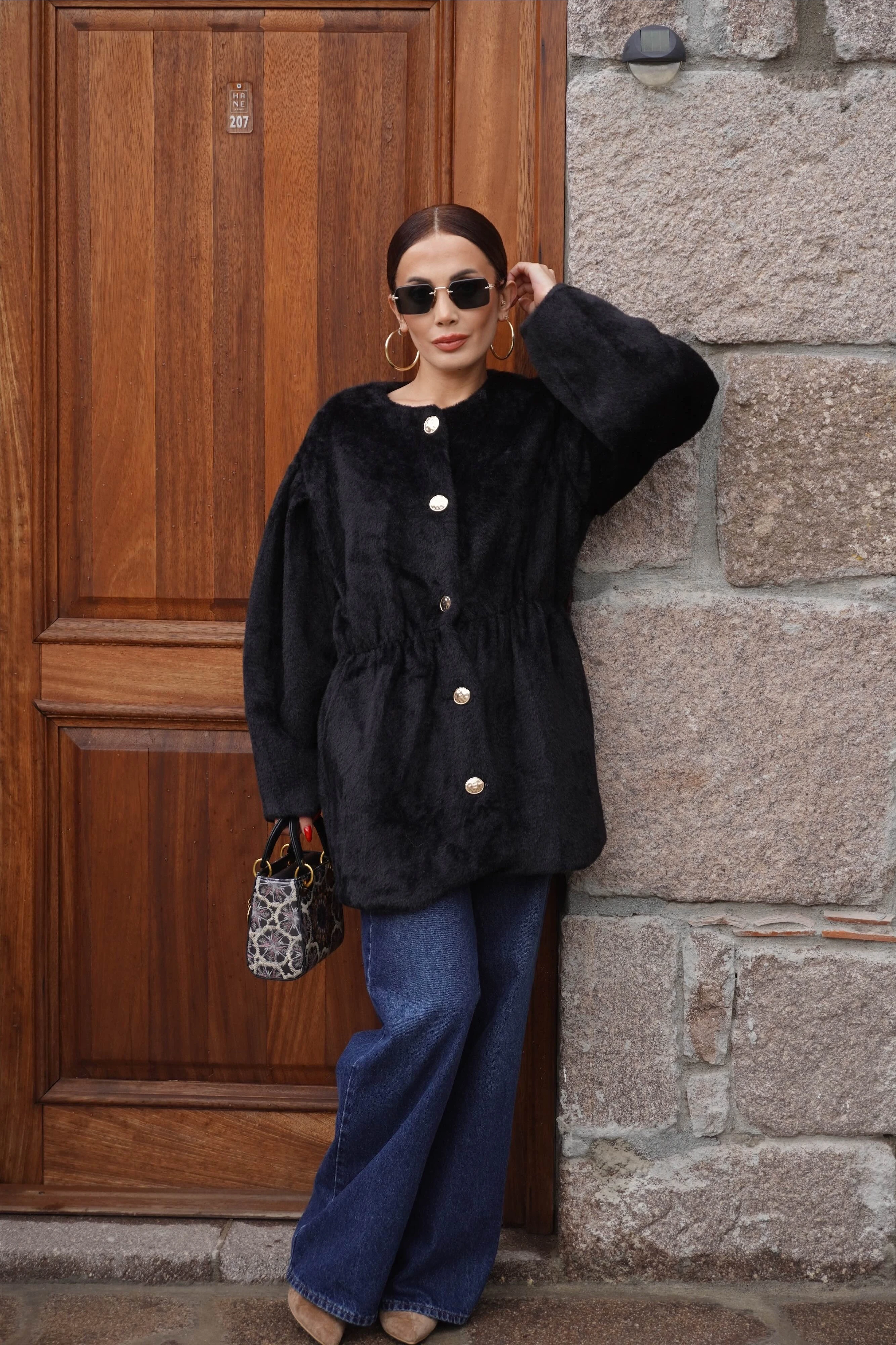 Gold Düğme Detaylı Bel Oturtmalı Kürklü Mini Siyah Kaban 