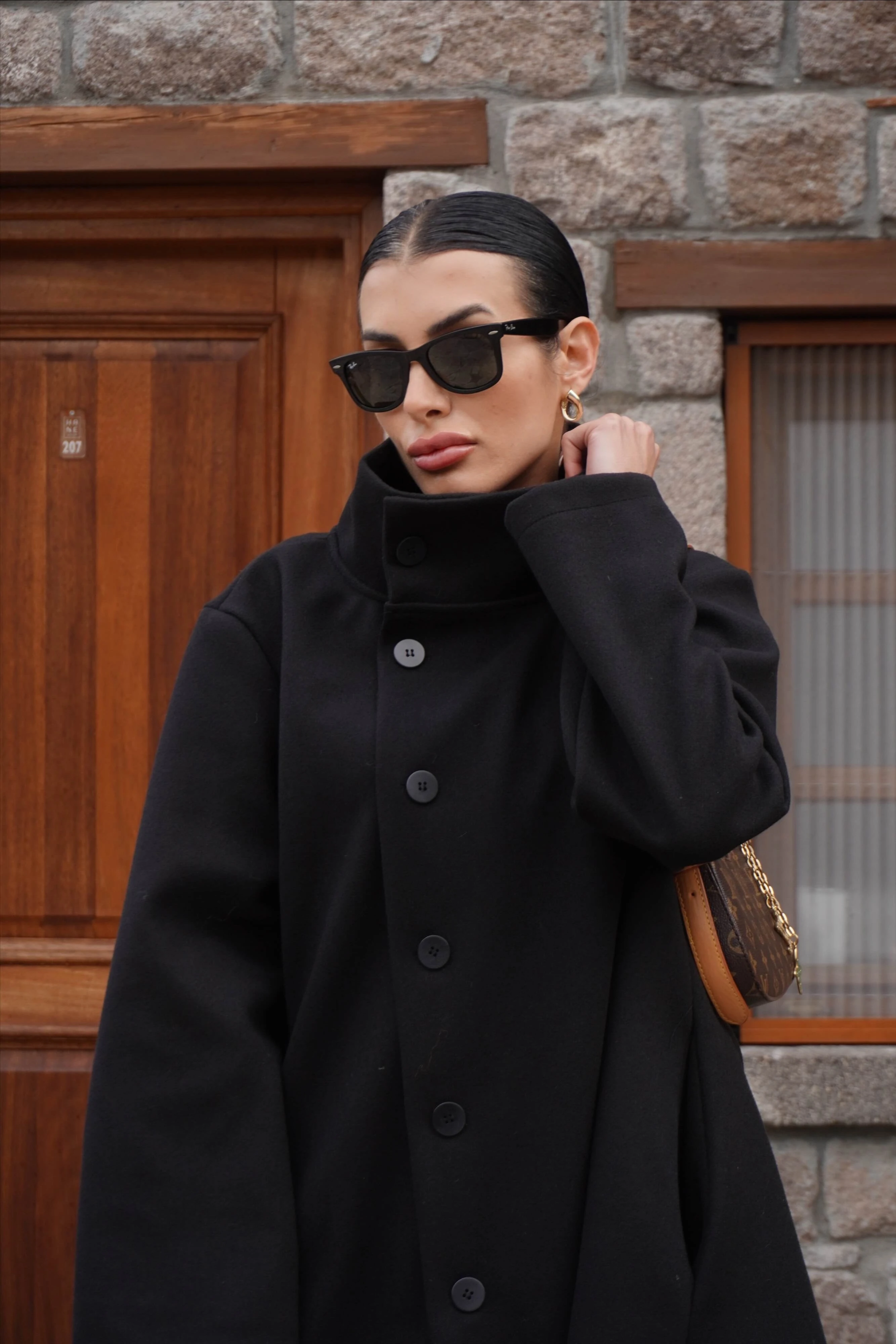 İthal Tasarım Asimetrik Siyah Kaşe Kaban 