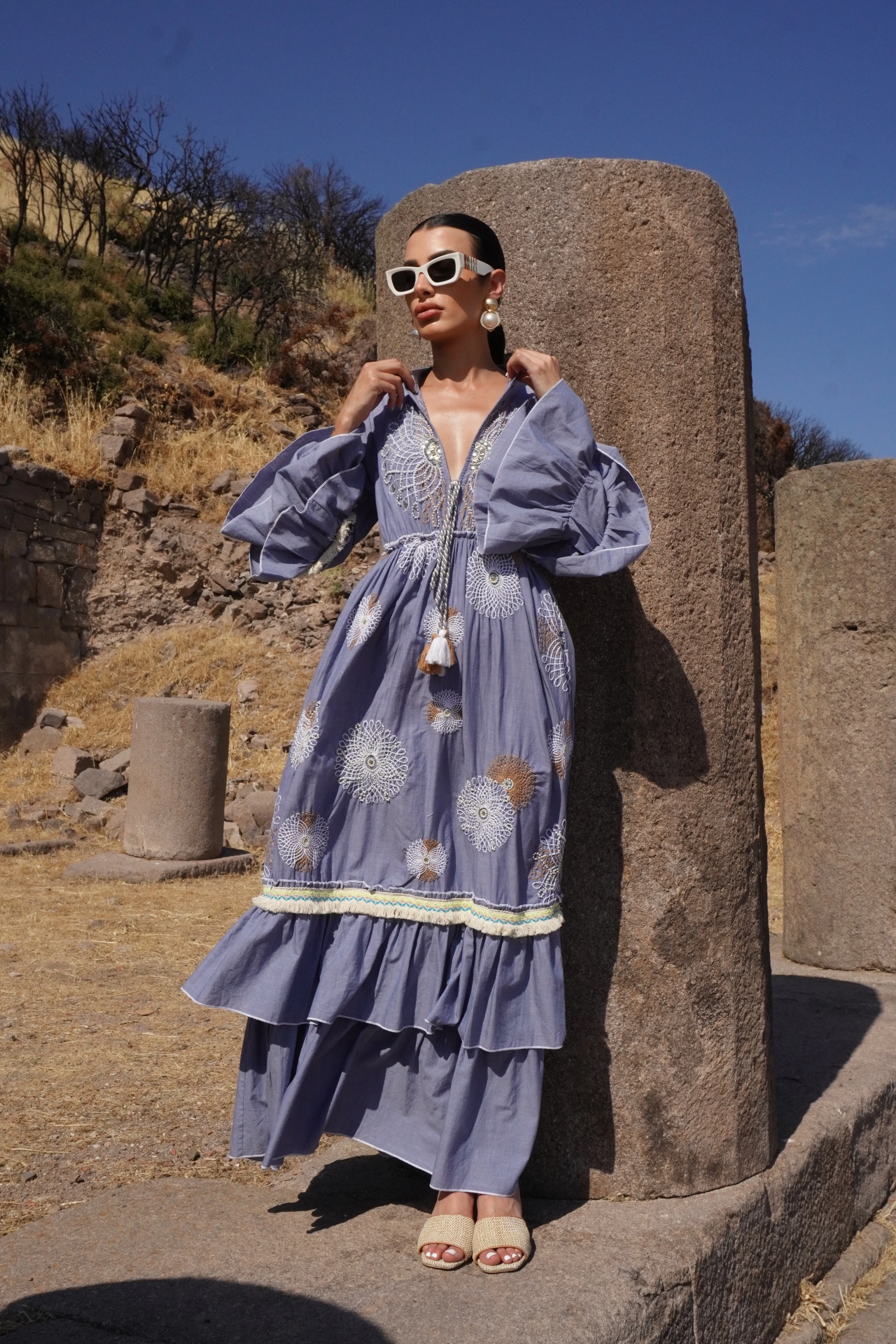 İthal Tasarım Mavi Volanlı Nakışlı İspanyol Kol Tasarım Elbise