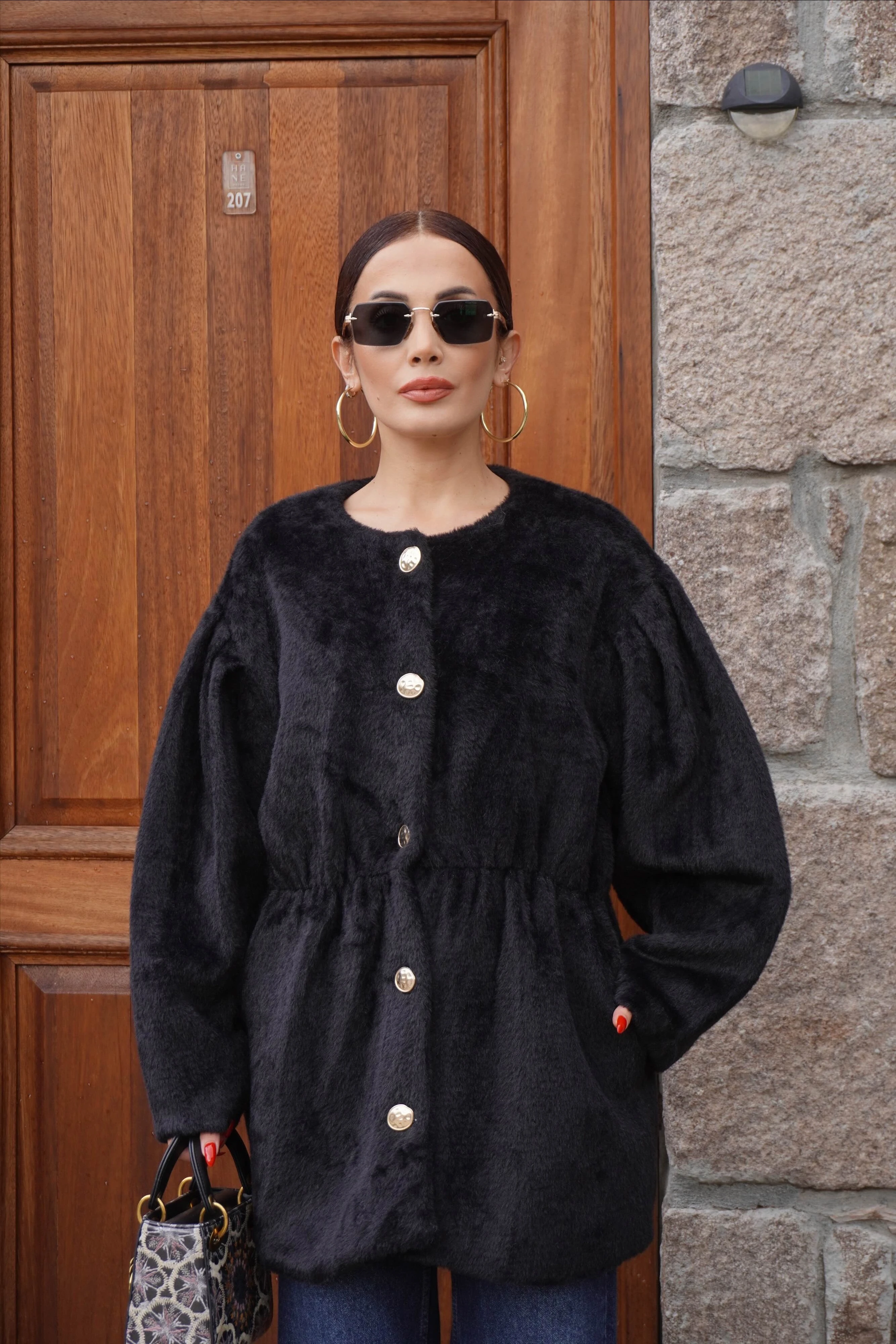 Gold Düğme Detaylı Bel Oturtmalı Kürklü Mini Siyah Kaban 