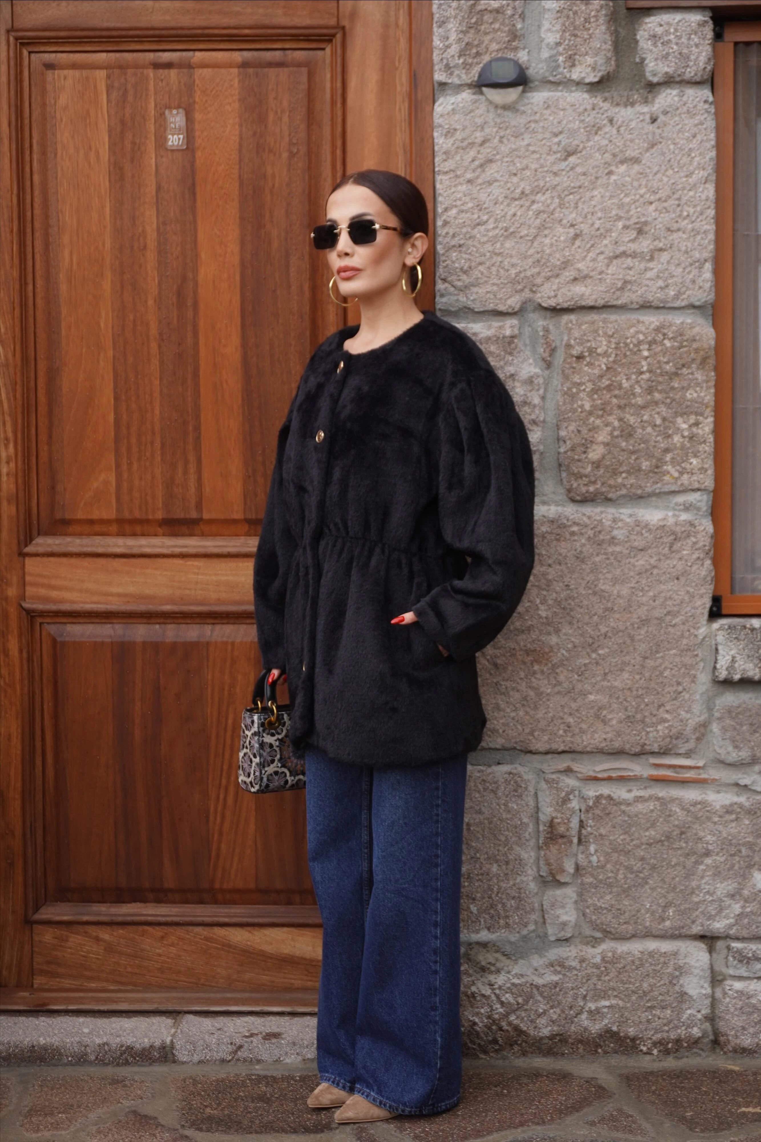 Gold Düğme Detaylı Bel Oturtmalı Kürklü Mini Siyah Kaban 