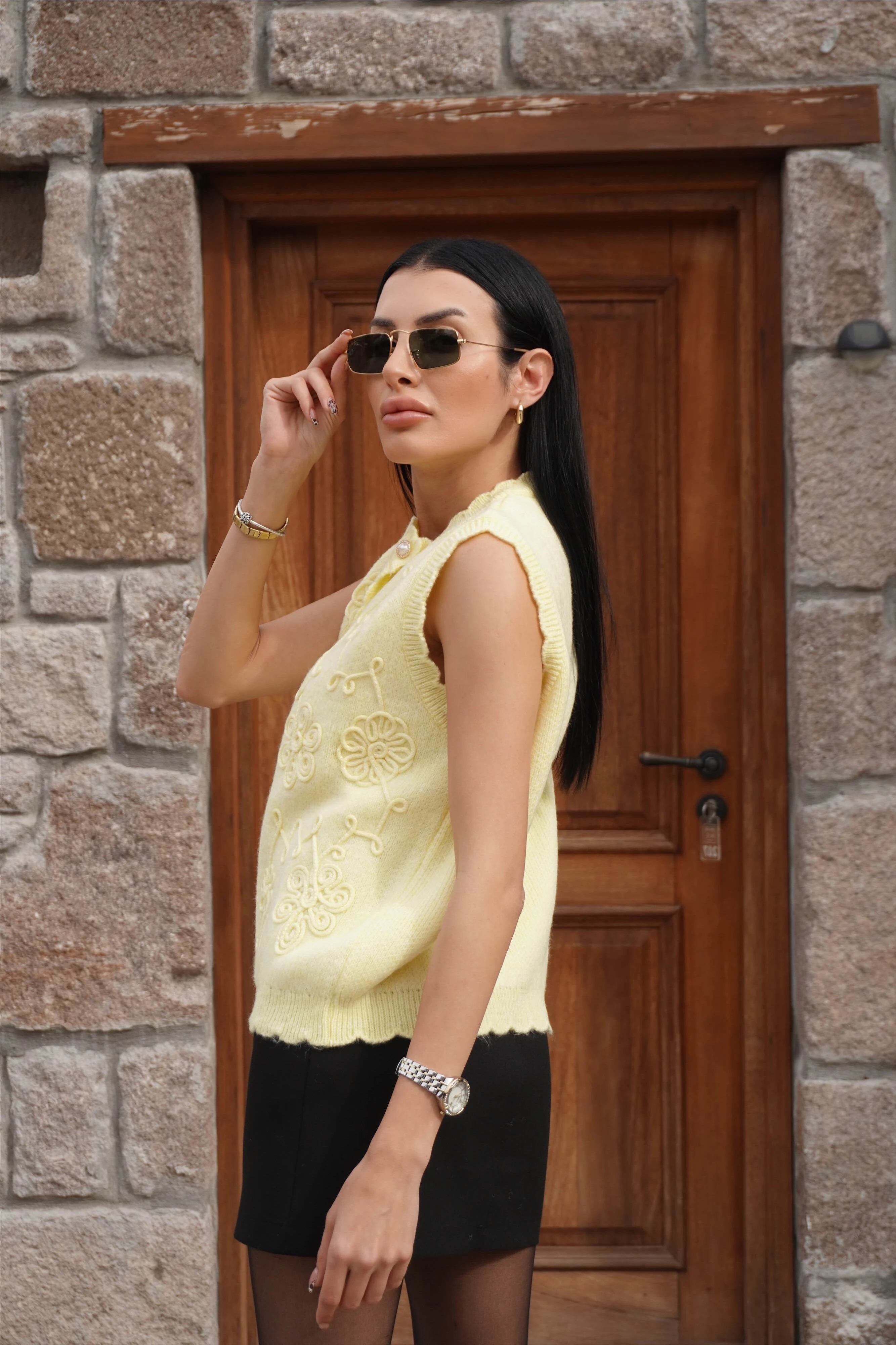 İnci Düğme Detaylı Çiçek Nakışlı Triko Yelek