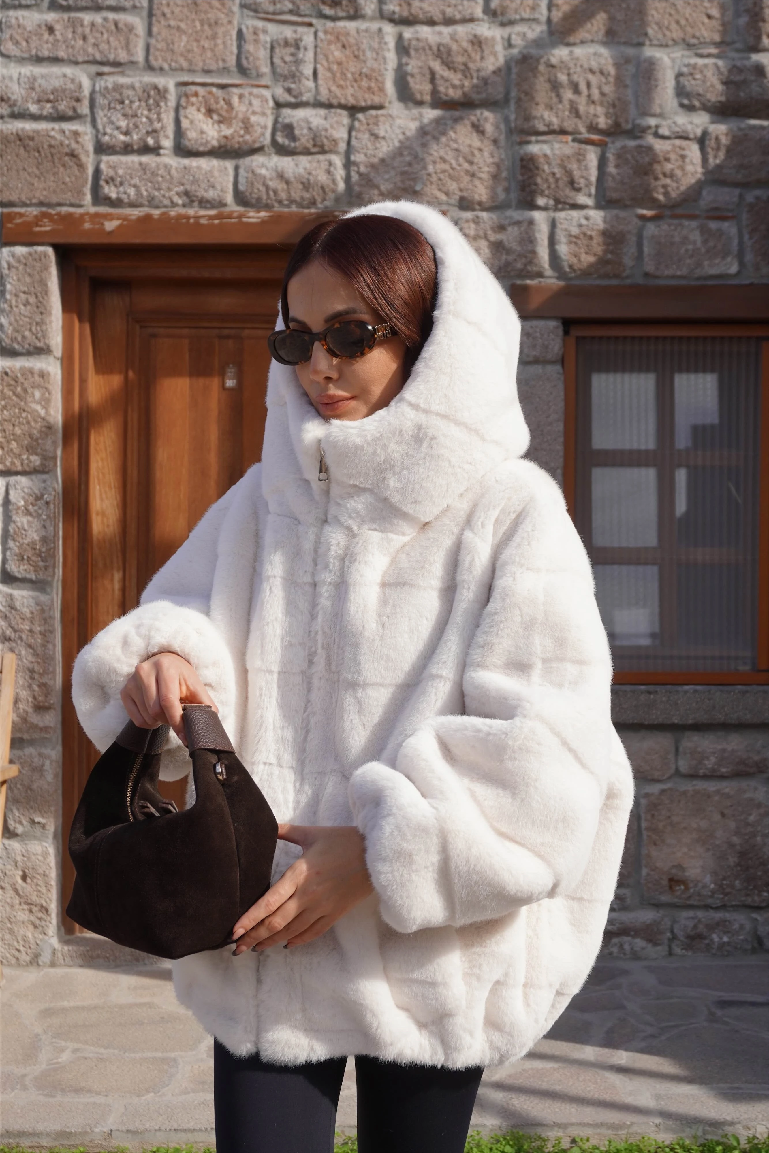 İthal Premium Oversize Beyaz Kapüşonlu Kürk Mont