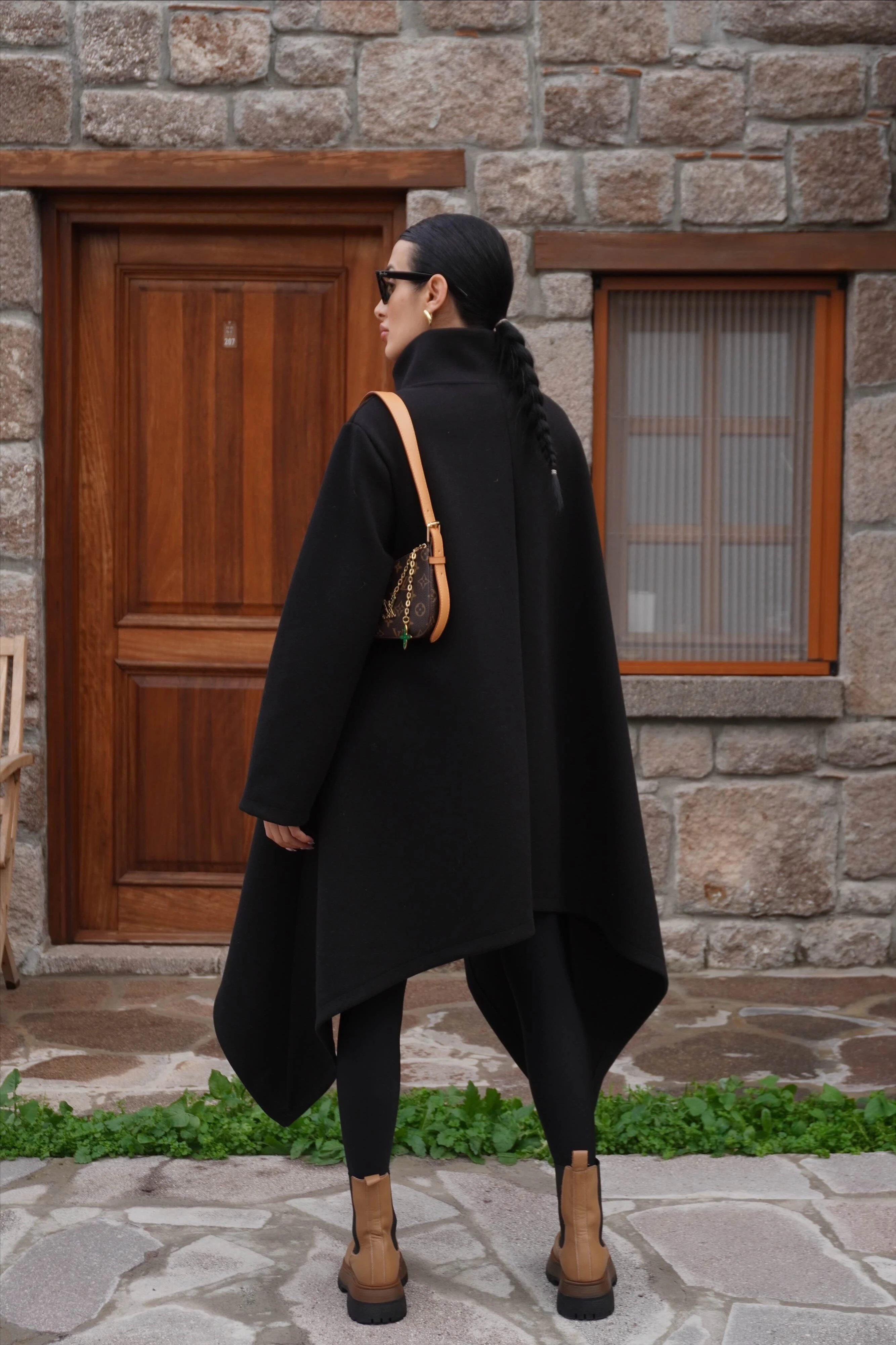 İthal Tasarım Asimetrik Siyah Kaşe Kaban 