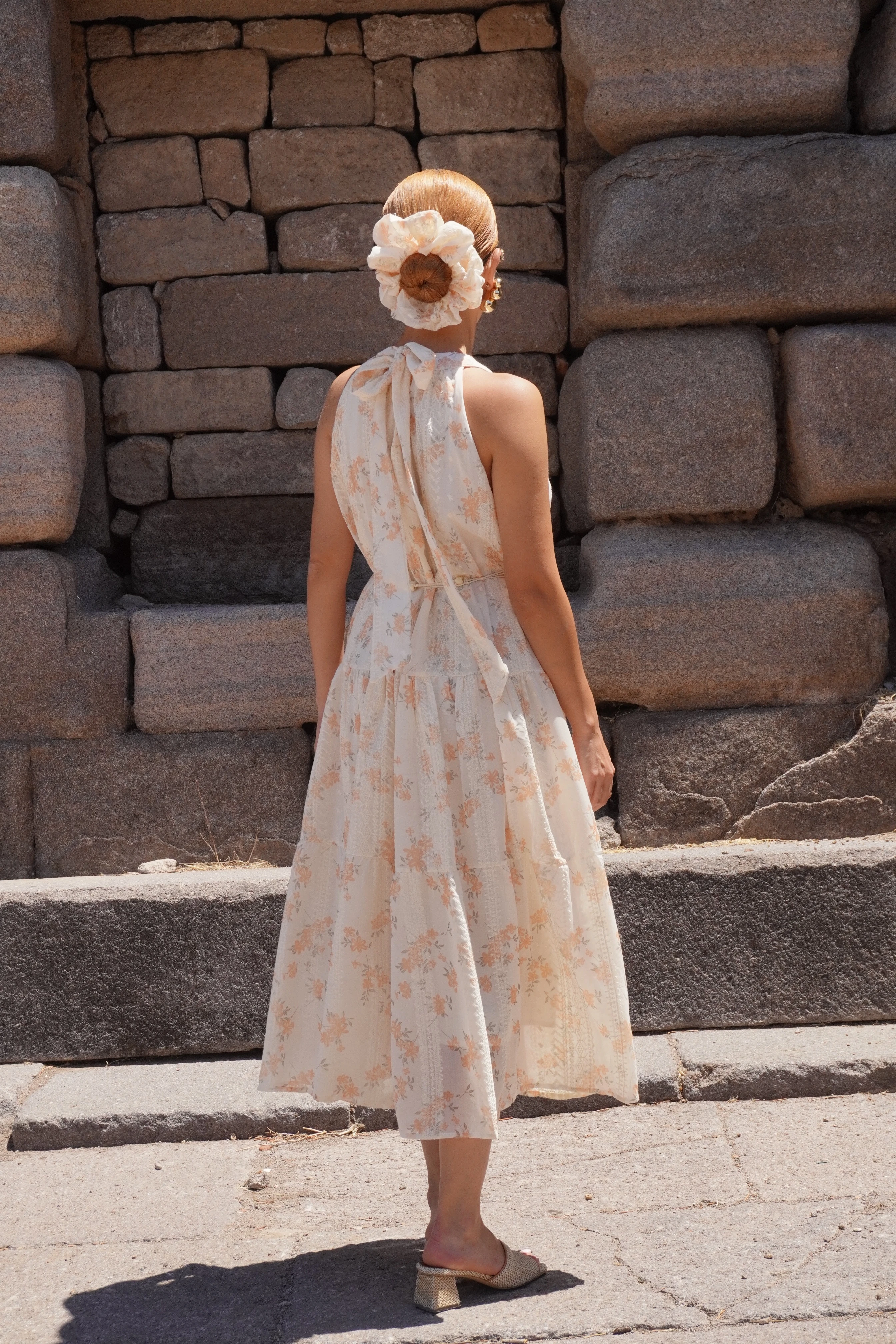 Çiçek Desenli Boyundan Bağlamalı Toka Aksesuarlı Elbise 