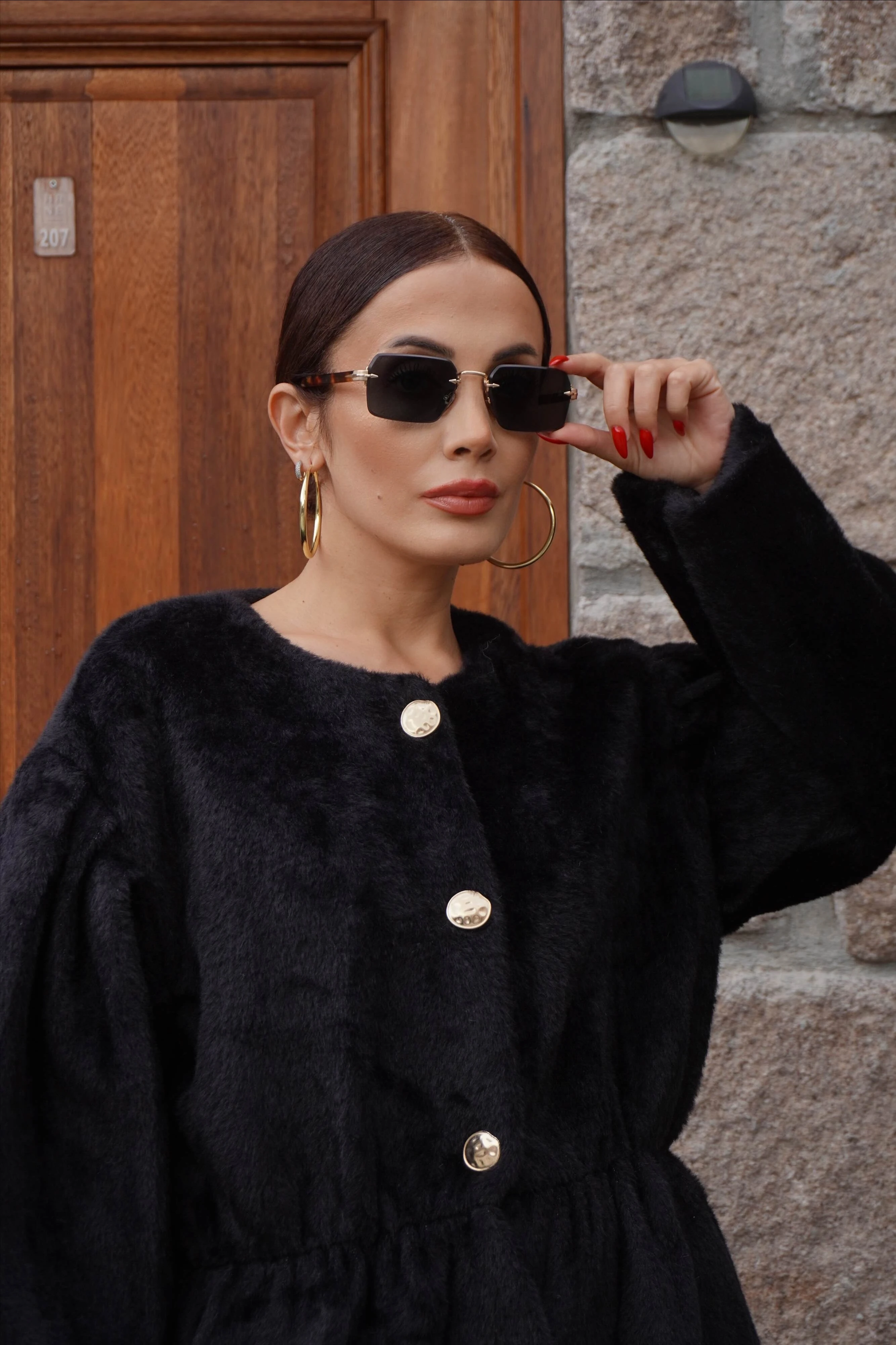 Gold Düğme Detaylı Bel Oturtmalı Kürklü Mini Siyah Kaban 