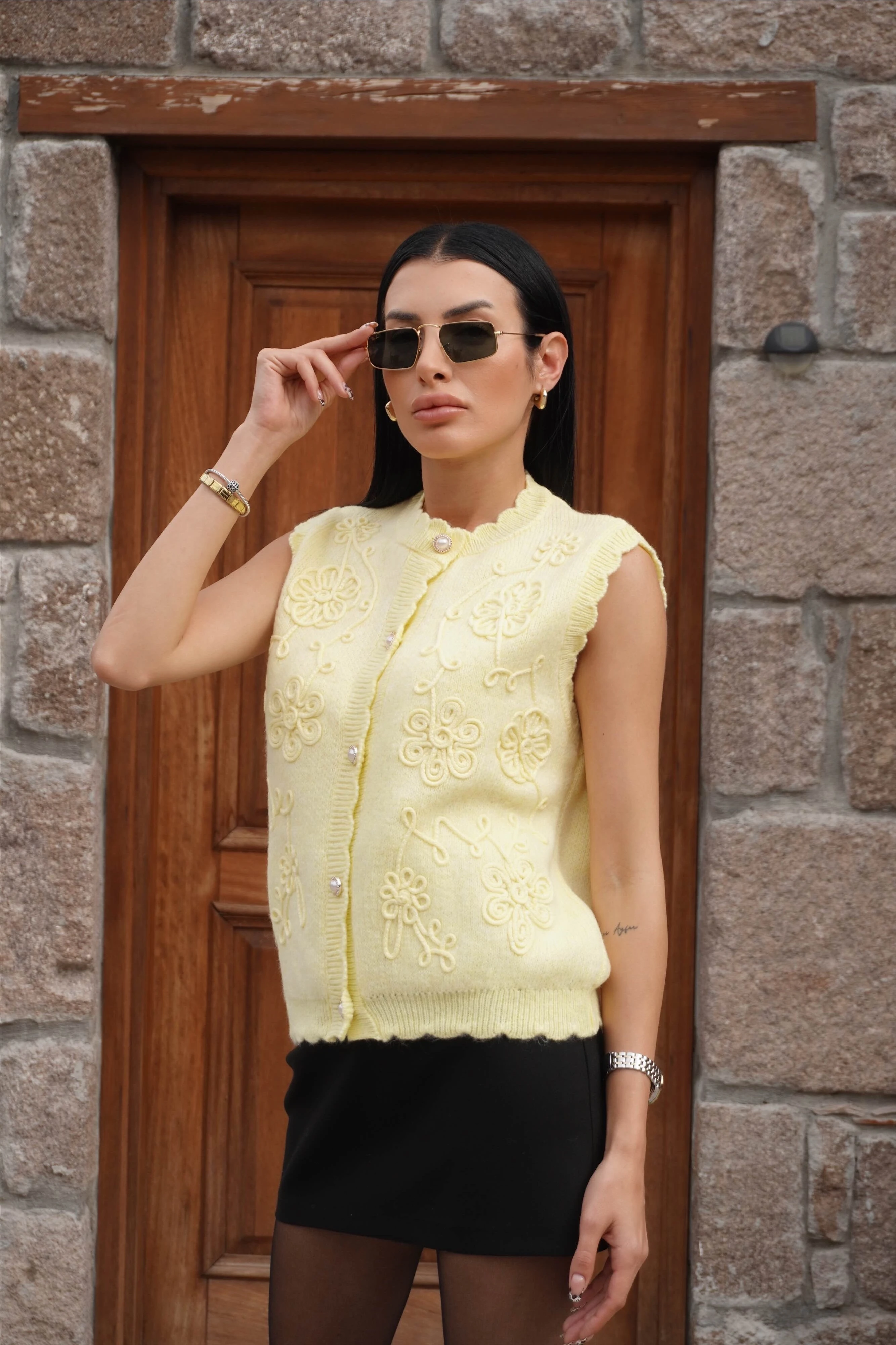 İnci Düğme Detaylı Çiçek Nakışlı Triko Yelek