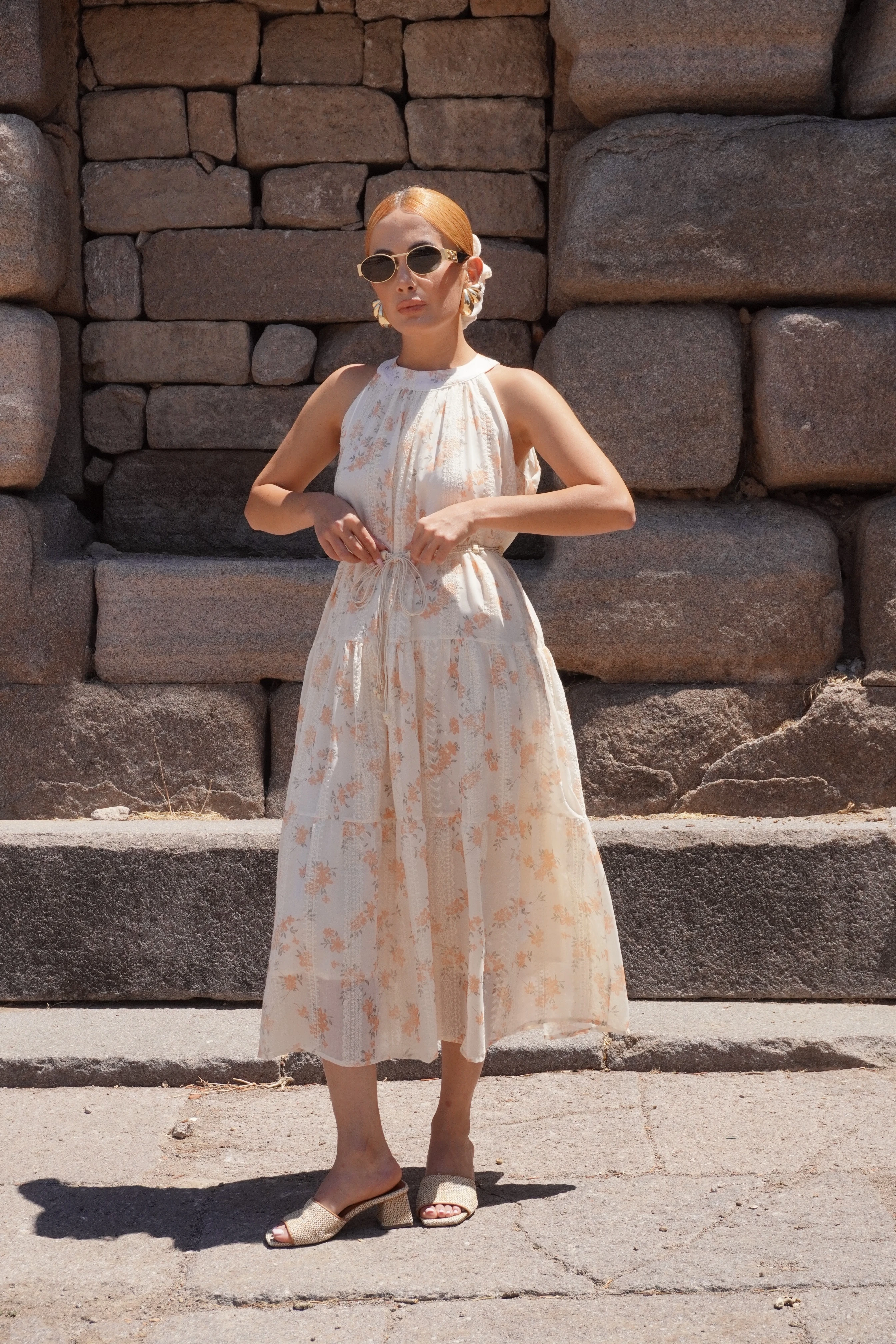 Çiçek Desenli Boyundan Bağlamalı Toka Aksesuarlı Elbise 