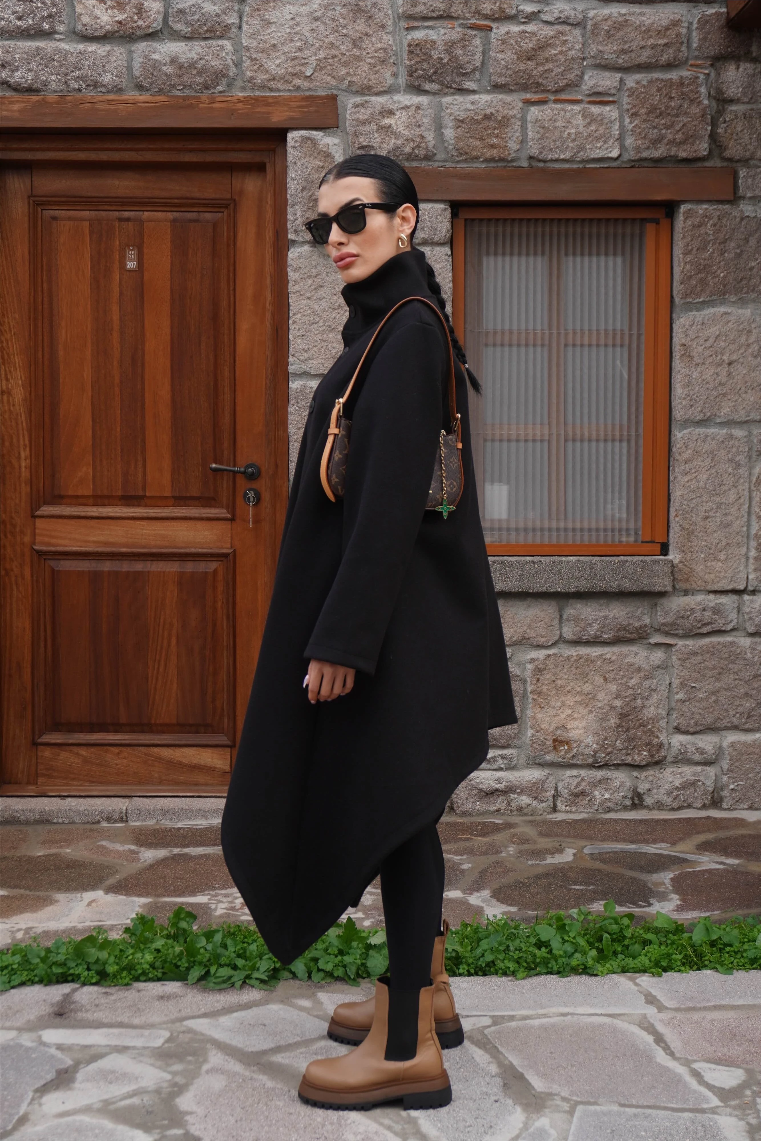 İthal Tasarım Asimetrik Siyah Kaşe Kaban 