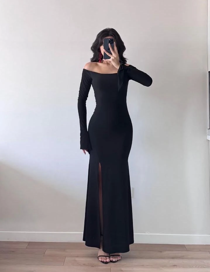 Siyah Yırtmaçlı Uzun Elbise
