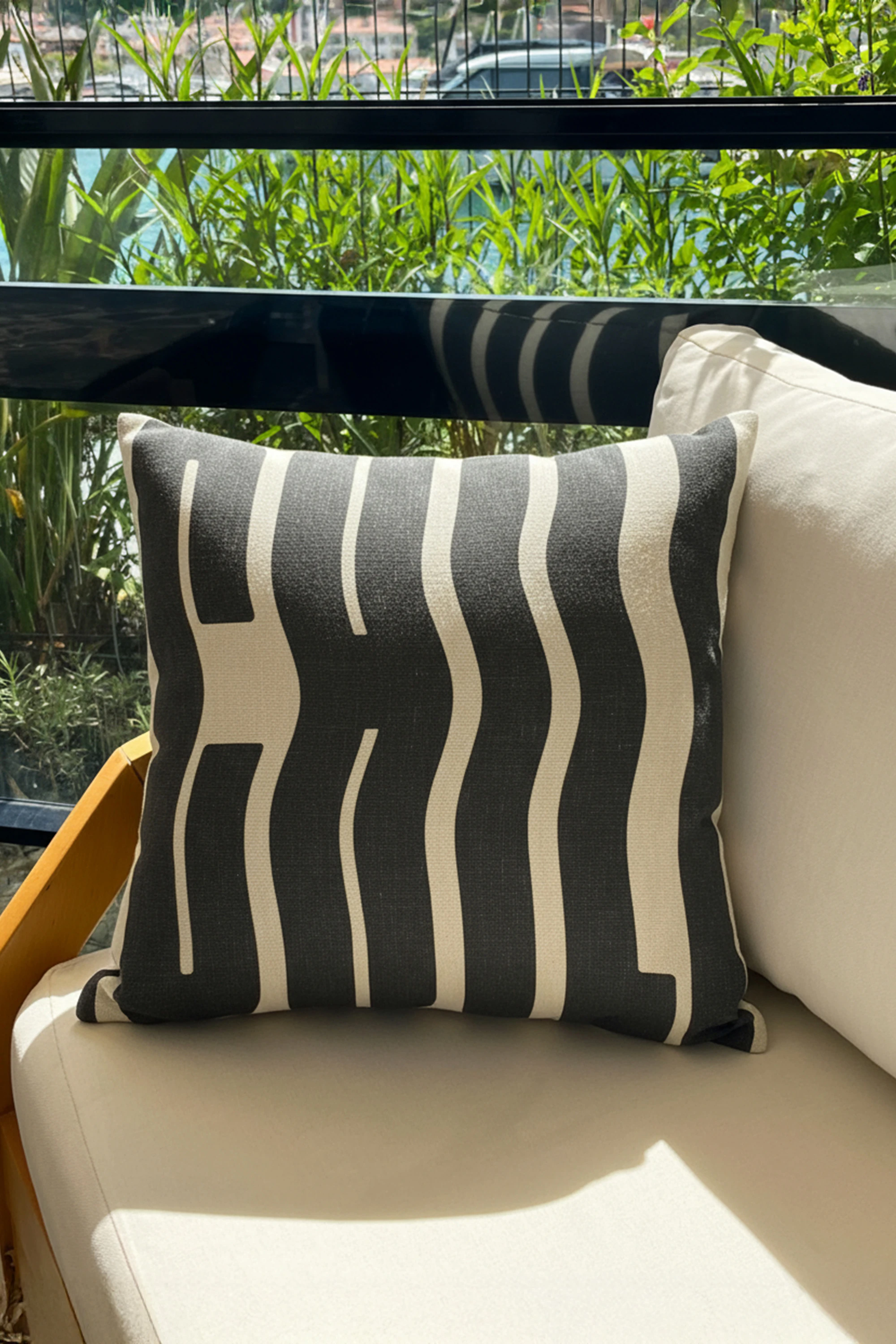 Chill Dalgası – Gri Soyut Tipografik Kırlent Kılıfı 45x45 cm