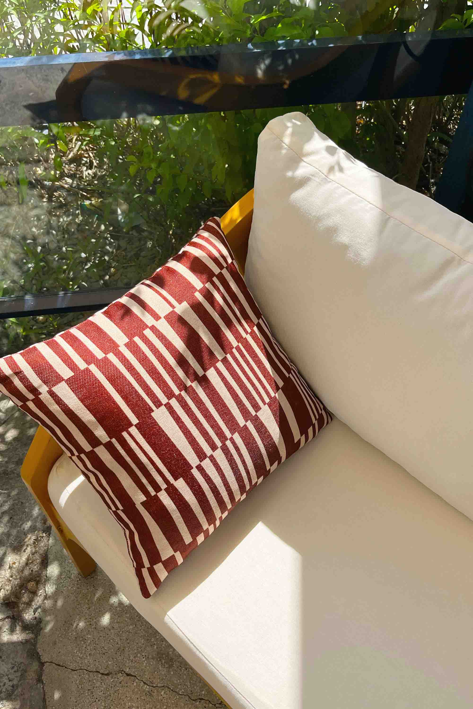 Ritmik Çizgiler – Bordo Soyut Desenli Kırlent Kılıfı 45x45 cm