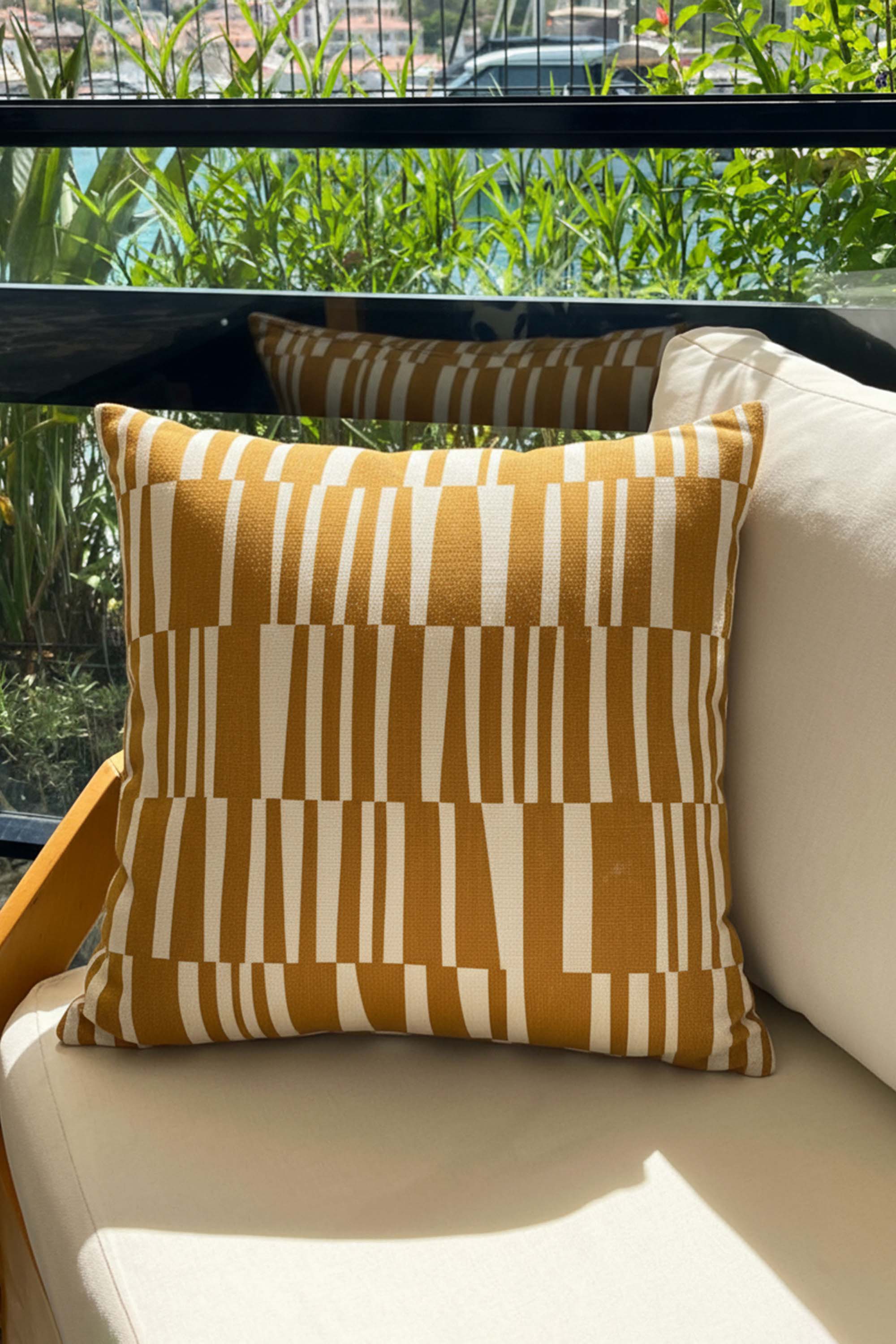 Ritmik Çizgiler – Hardal Sarı Soyut Desenli Kırlent Kılıfı 45x45 cm