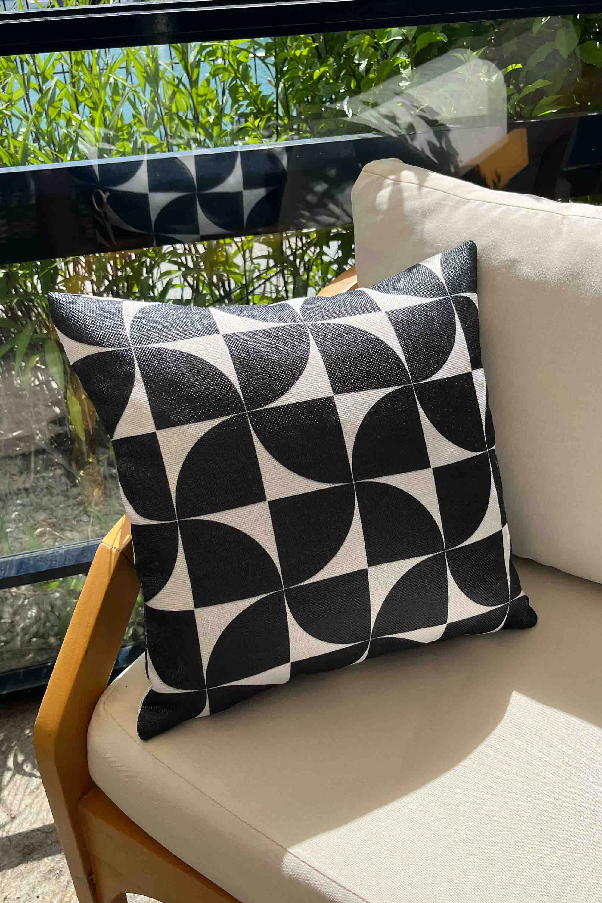 Siyah Beyaz Modern Bauhaus Desenli Kırlent Kılıfı 45x45 cm