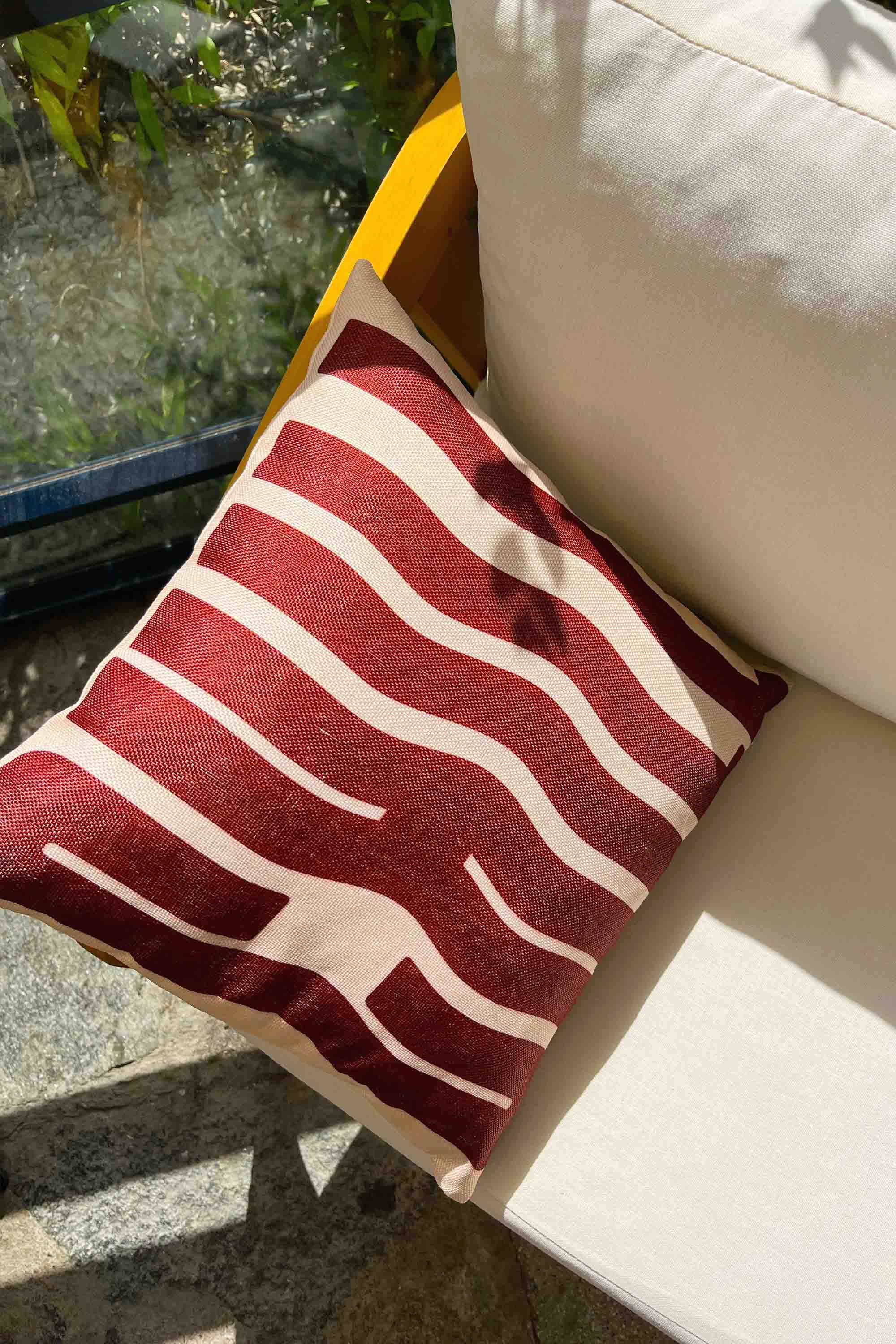 Chill Dalgası – Soyut Tipografik Kırlent Kılıfı 45x45 cm