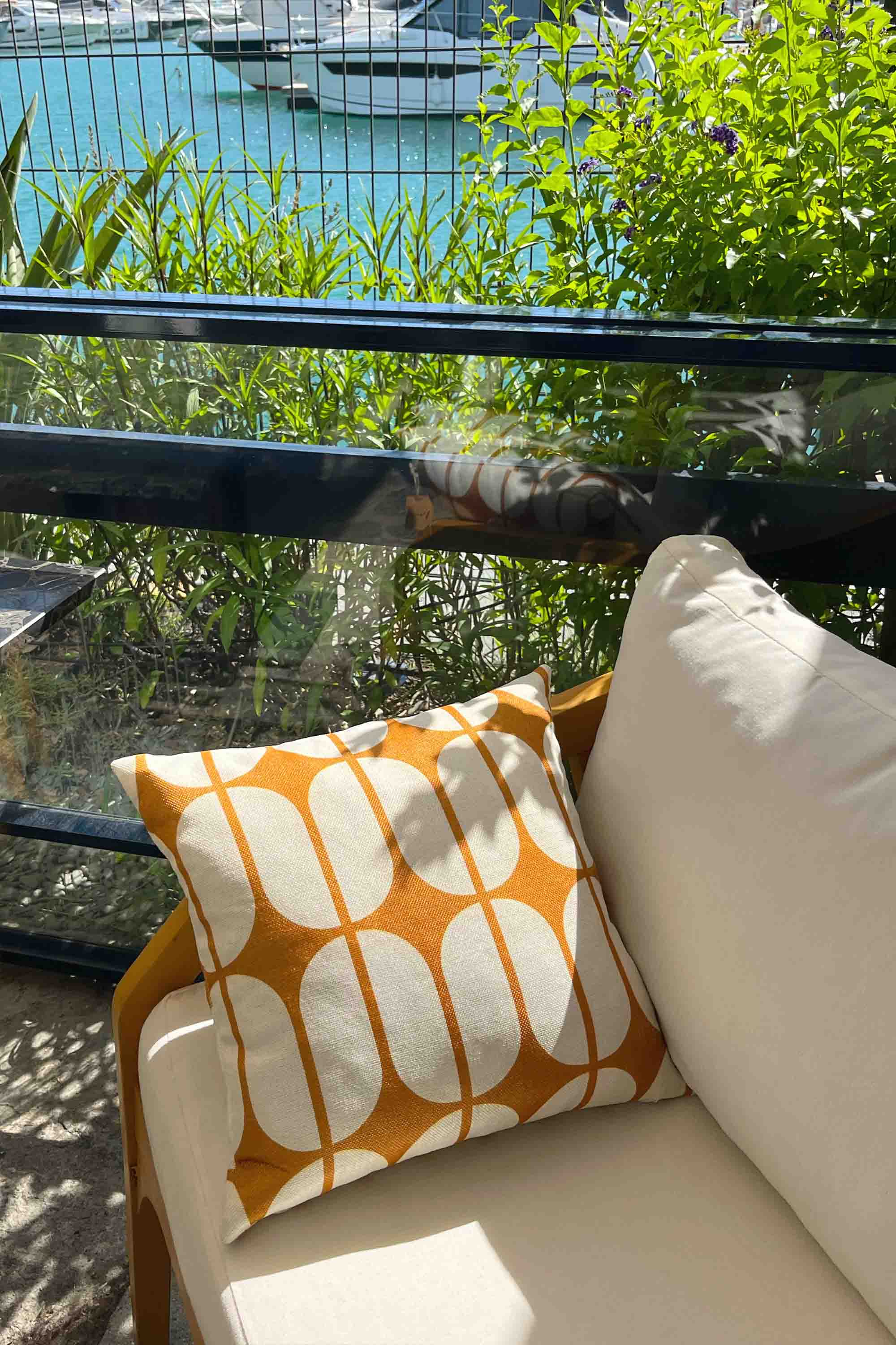 Amber Grid – Turuncu Beyaz Bauhaus Desenli Kırlent Kılıfı 45x45 cm