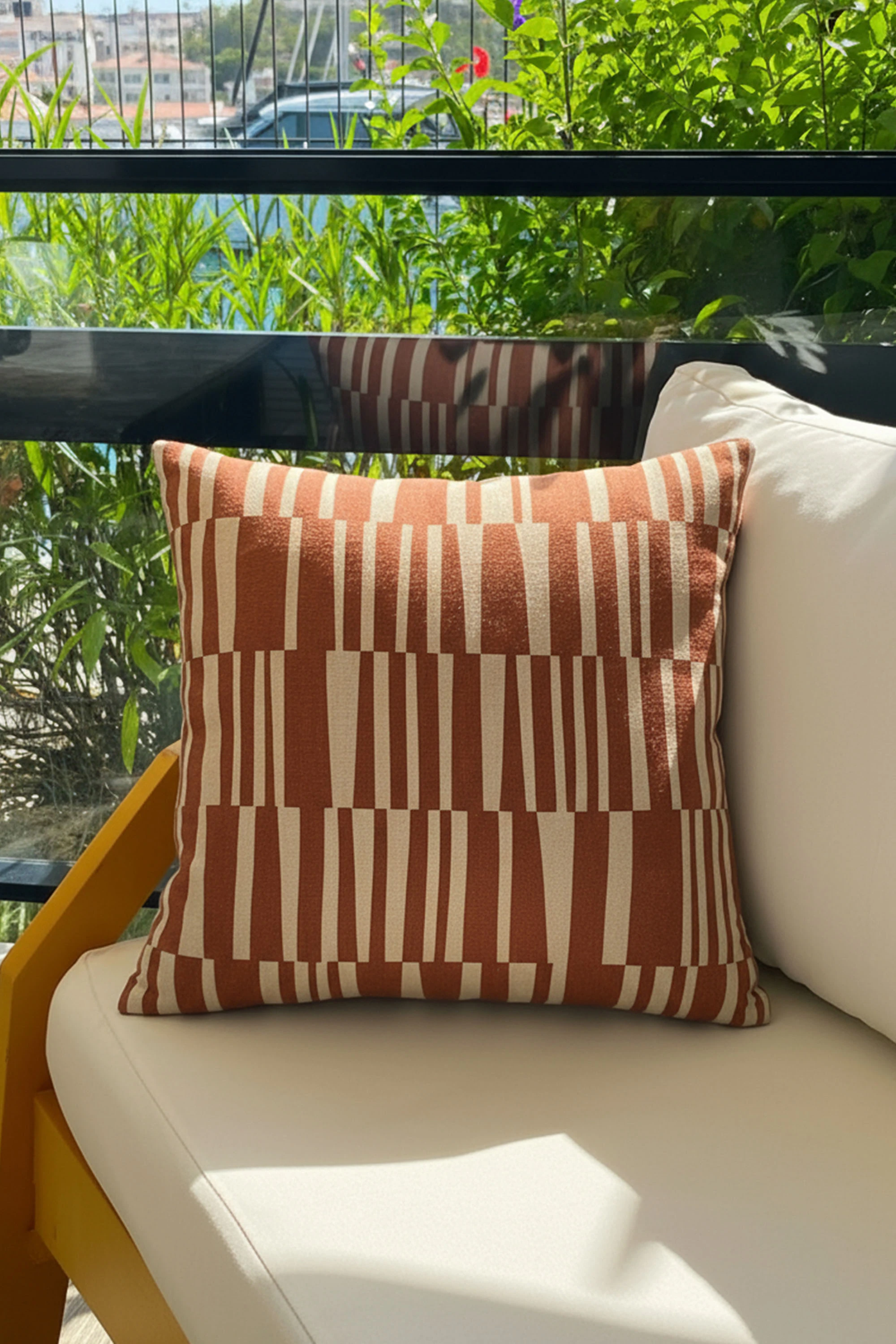 Ritmik Çizgiler – Kiremit İskandinav Desenli Kırlent Kılıfı 45x45 cm