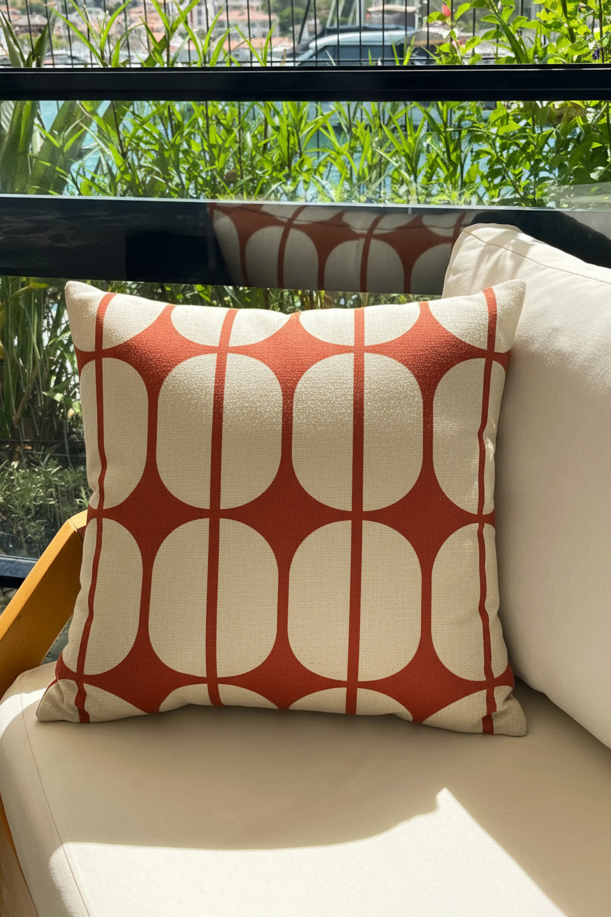 Modern – Bordo Beyaz Bauhaus Desenli Kırlent Kılıfı 45x45 cm