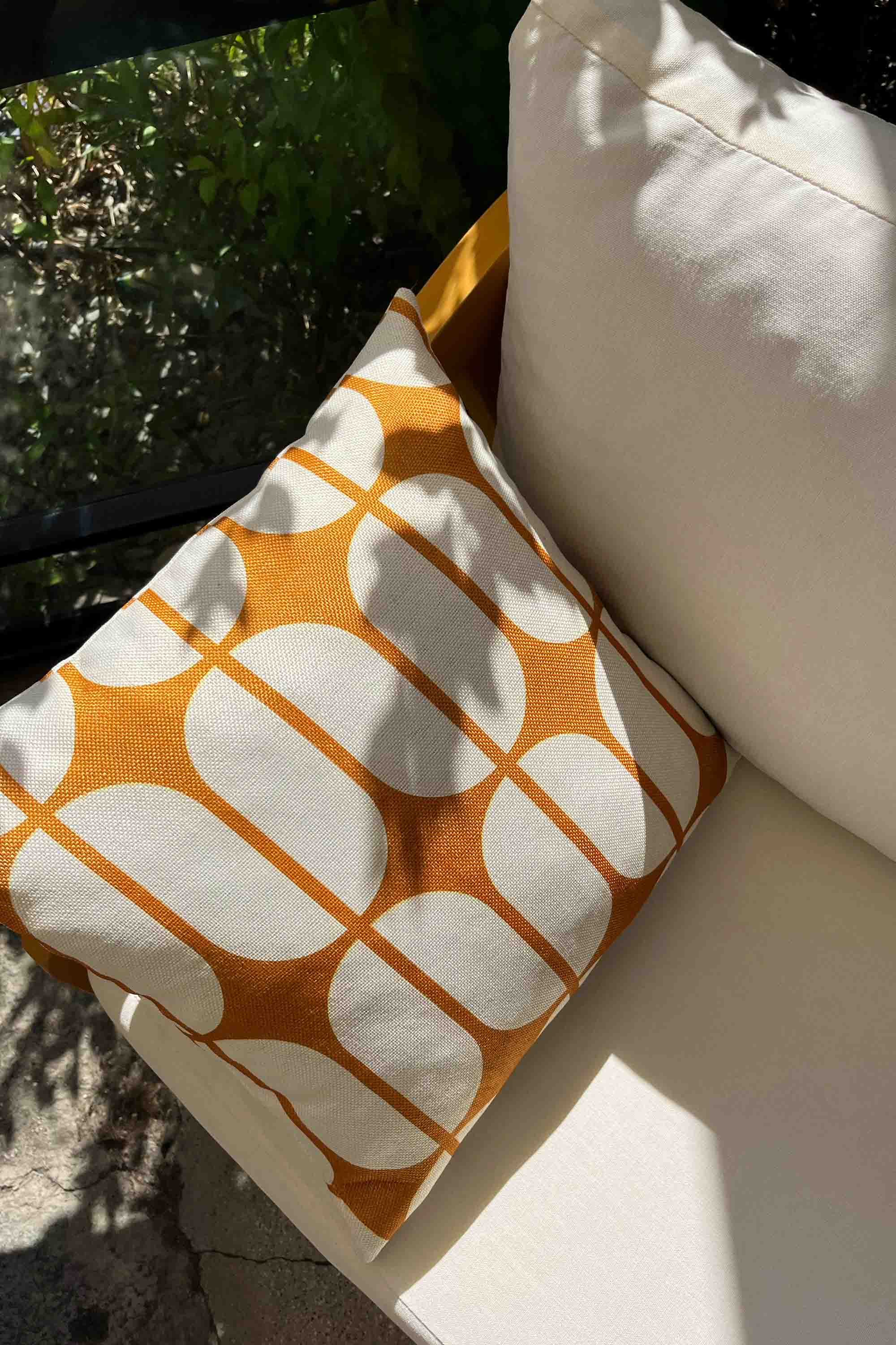 Amber Grid – Turuncu Beyaz Bauhaus Desenli Kırlent Kılıfı 45x45 cm