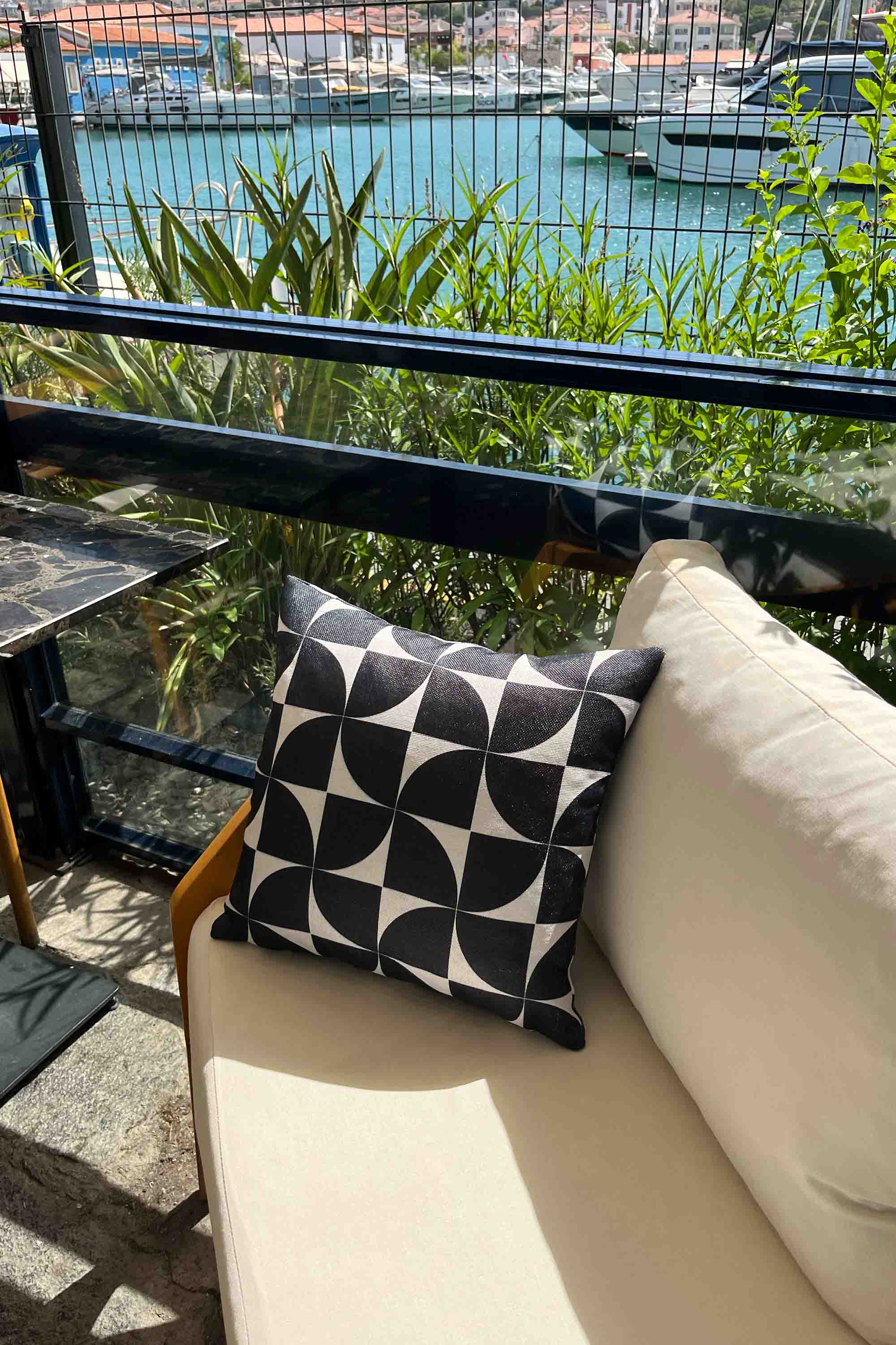 Siyah Beyaz Modern Bauhaus Desenli Kırlent Kılıfı 45x45 cm